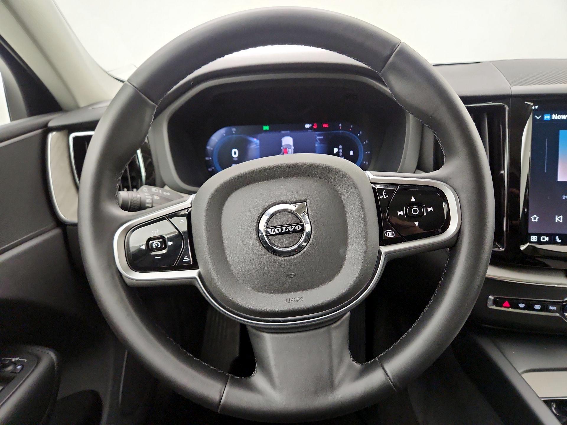 Thumbnail: 2025 Volvo XC60 - 10
