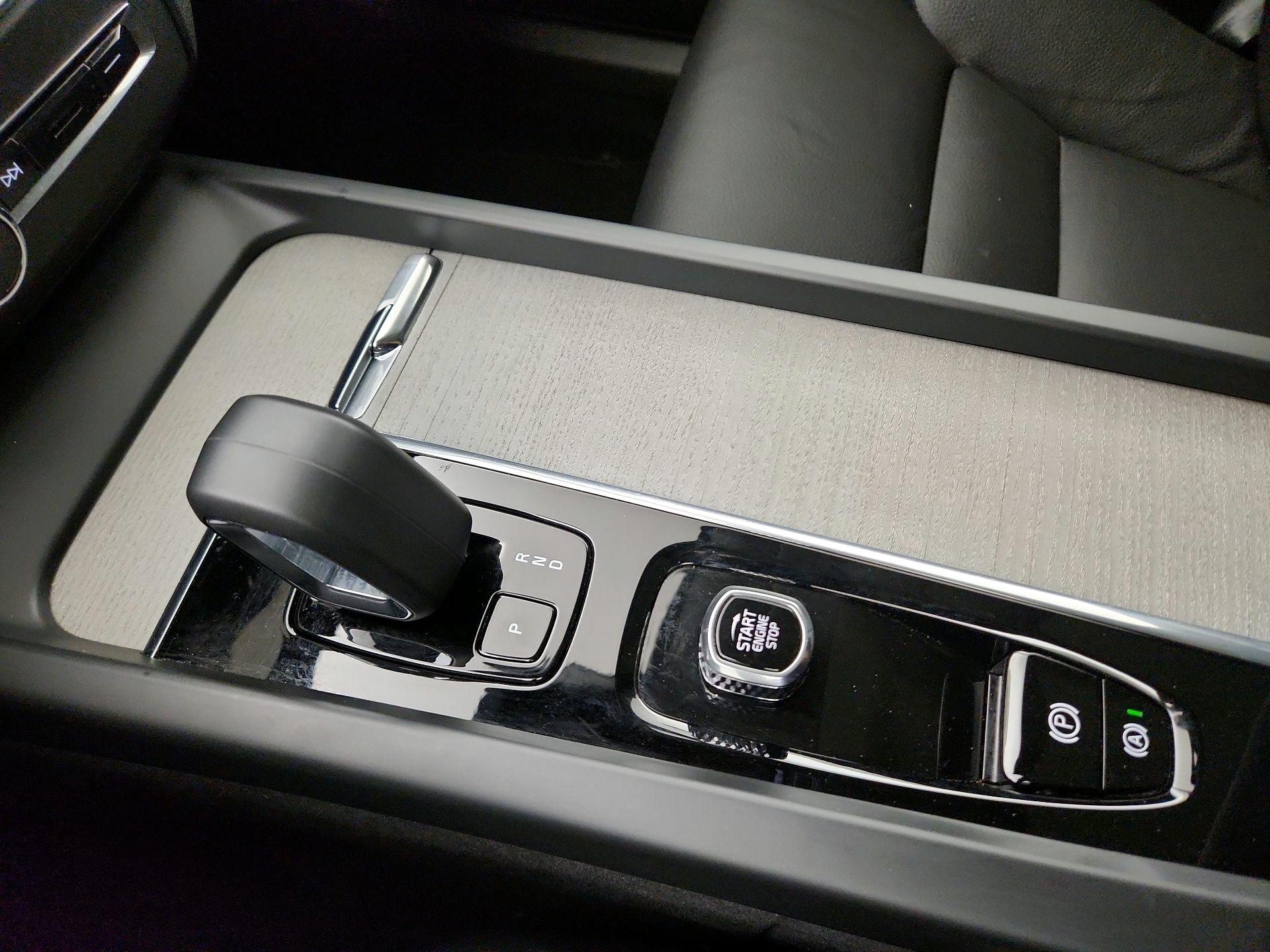Thumbnail: 2025 Volvo XC60 - 16