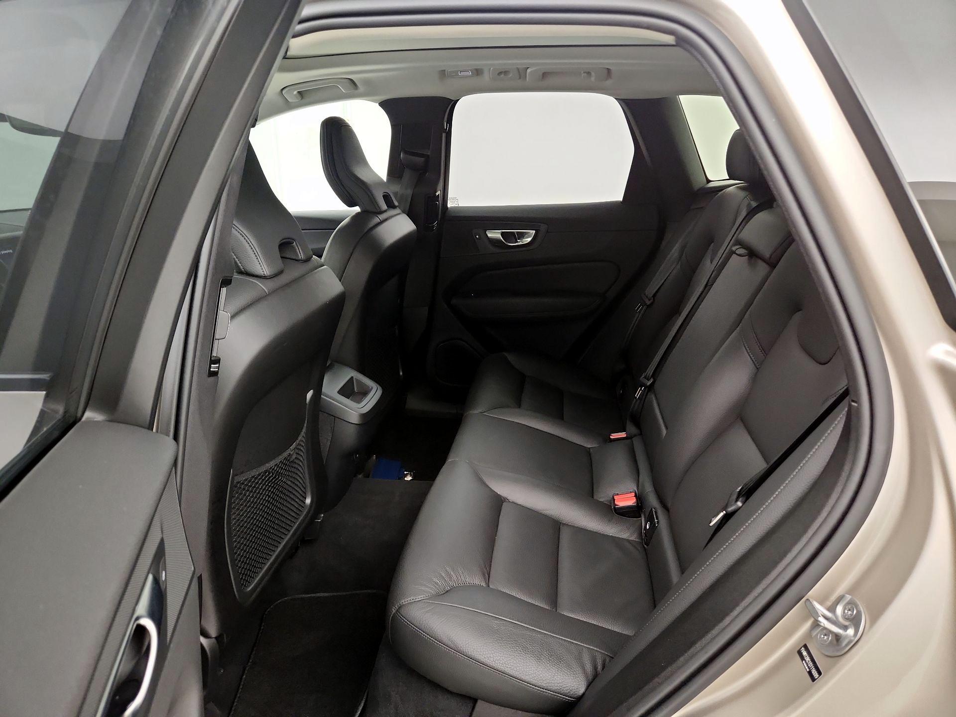 Thumbnail: 2025 Volvo XC60 - 17