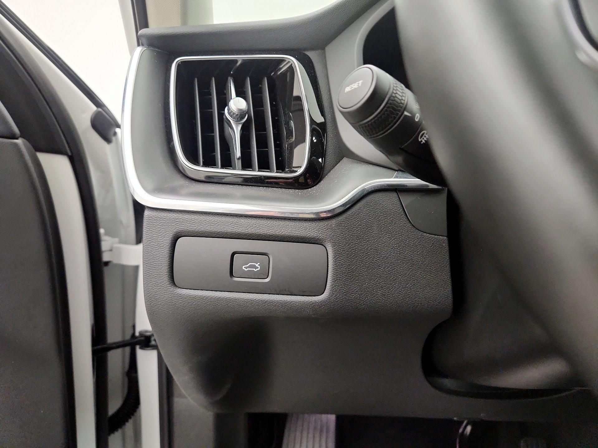 Thumbnail: 2025 Volvo XC60 - 13