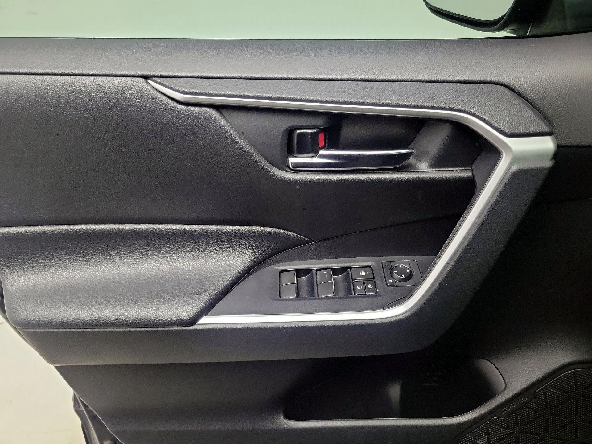 Thumbnail: 2020 Toyota RAV4 - 12