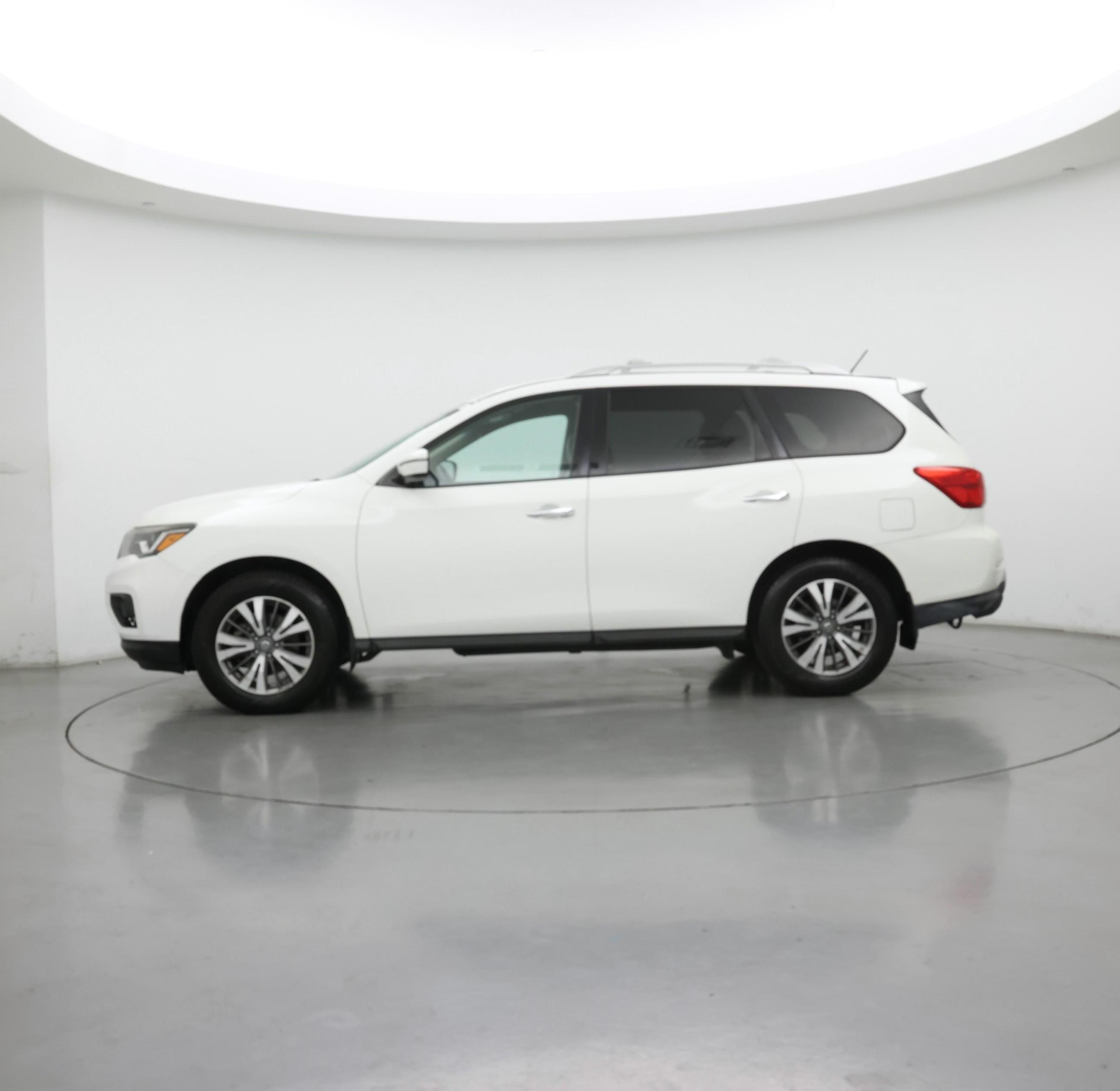 Thumbnail: 2017 Nissan Pathfinder - 3
