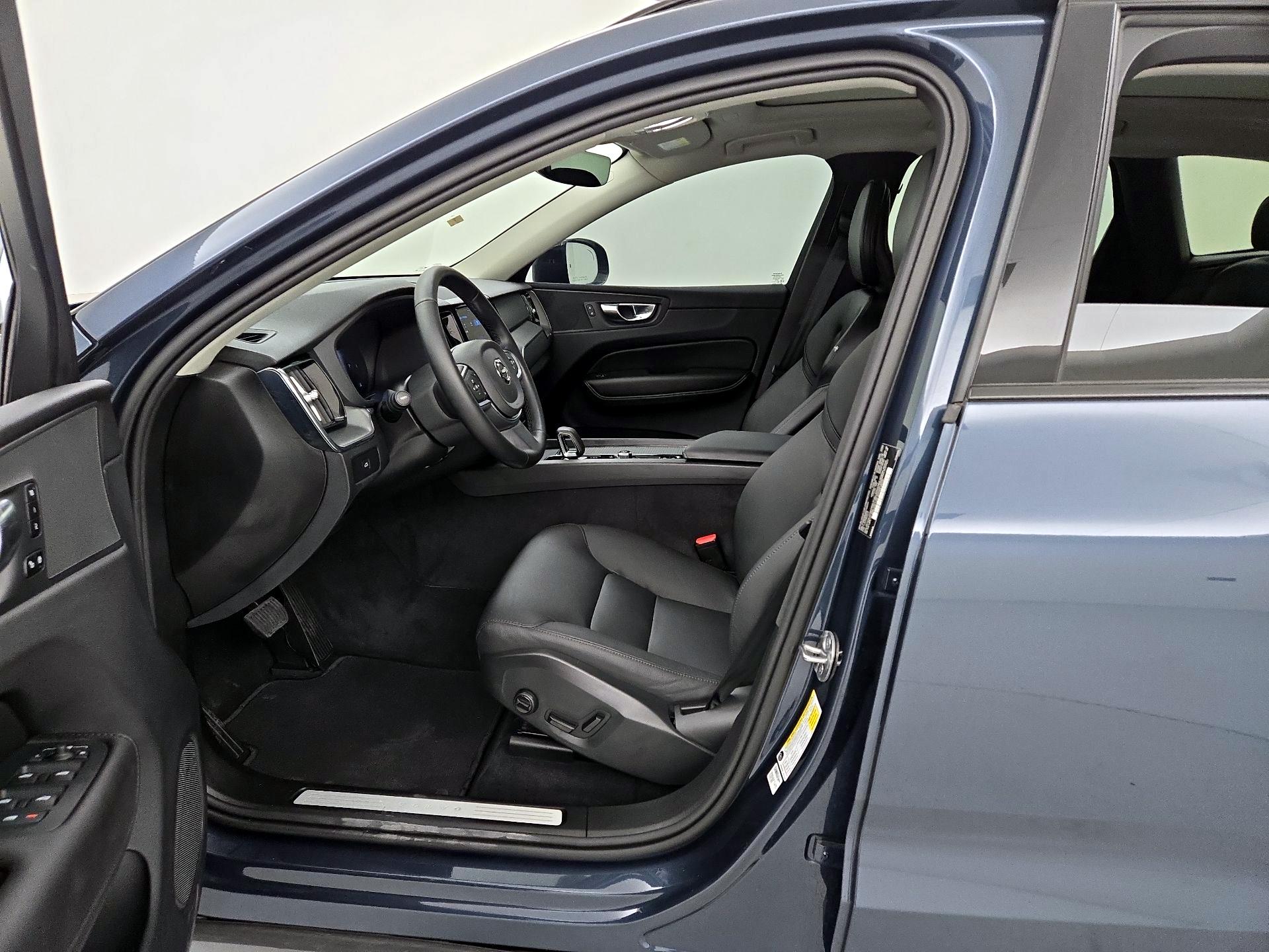 Thumbnail: 2025 Volvo XC60 - 11