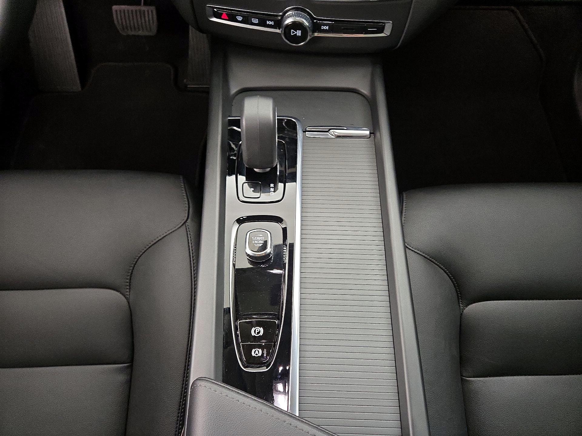 Thumbnail: 2025 Volvo XC60 - 17
