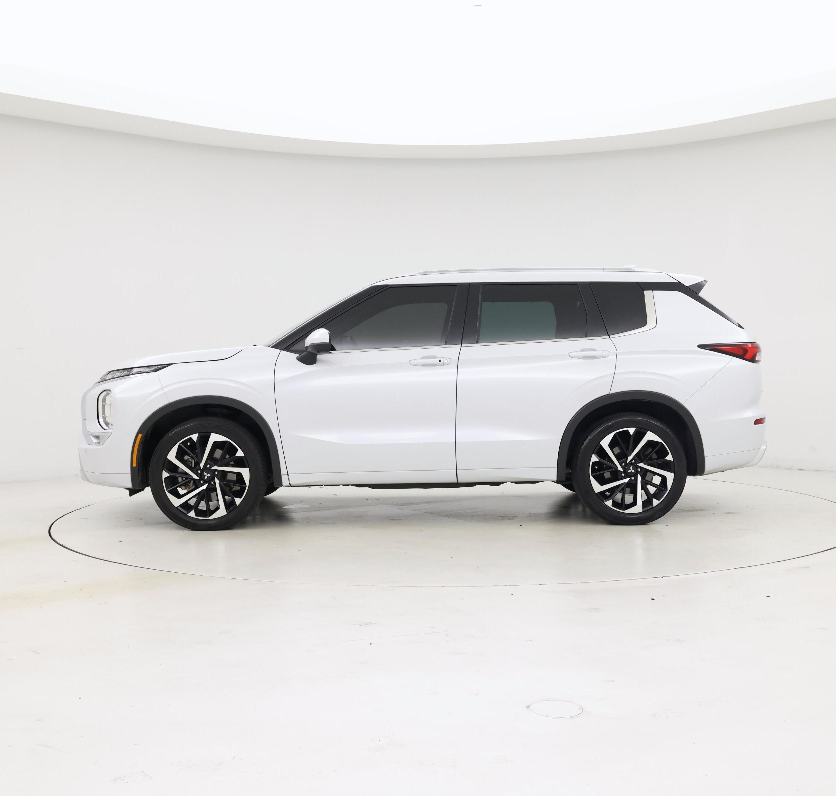 Thumbnail: 2022 Mitsubishi Outlander - 3