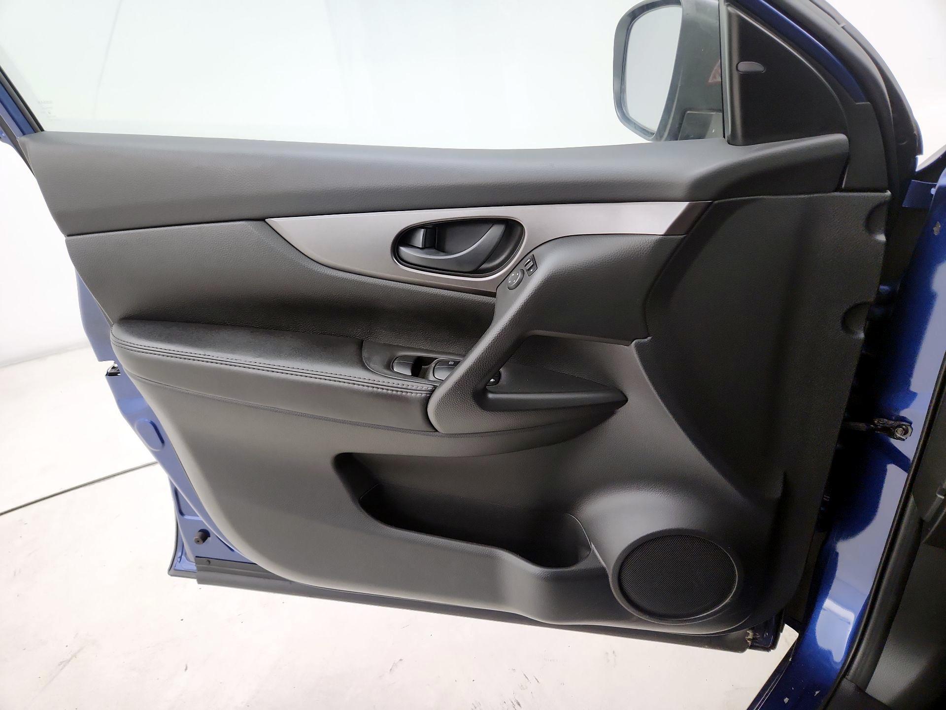 Thumbnail: 2020 Nissan Rogue Sport - 12
