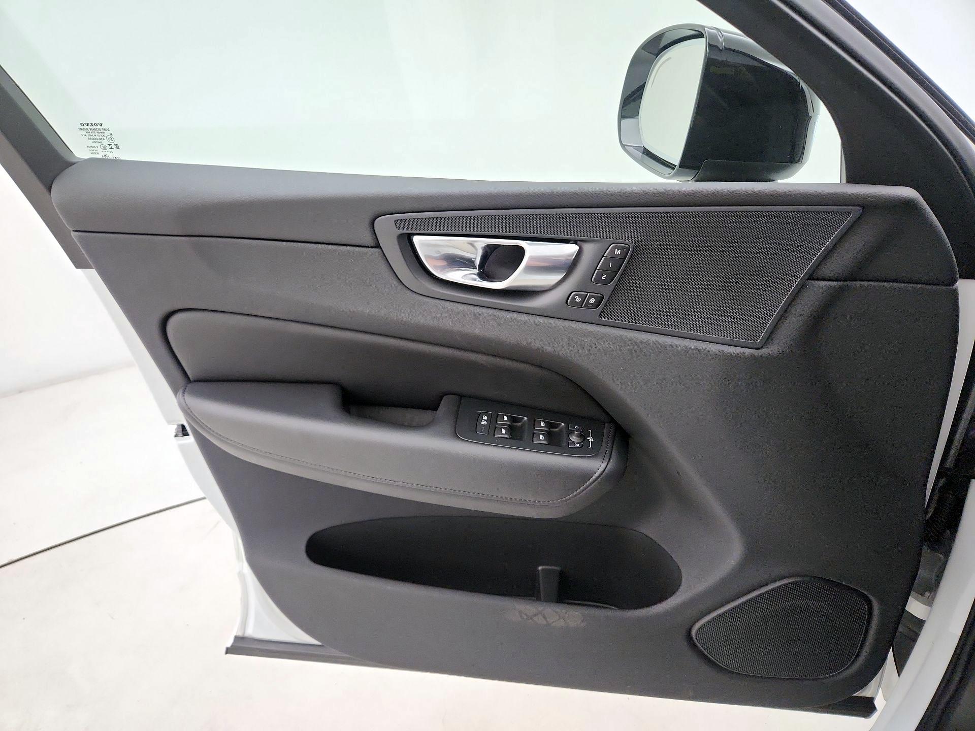 Thumbnail: 2025 Volvo XC60 - 12