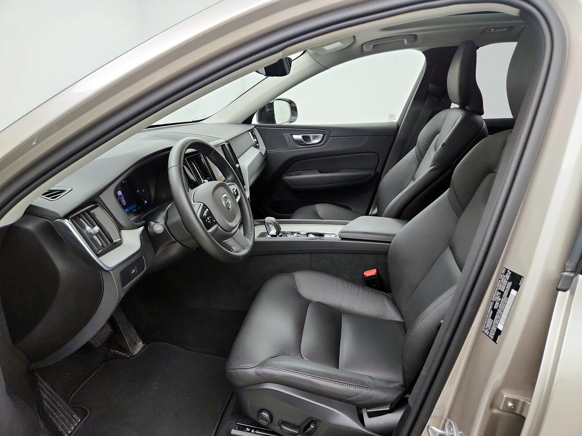 Thumbnail: 2025 Volvo XC60 - 11