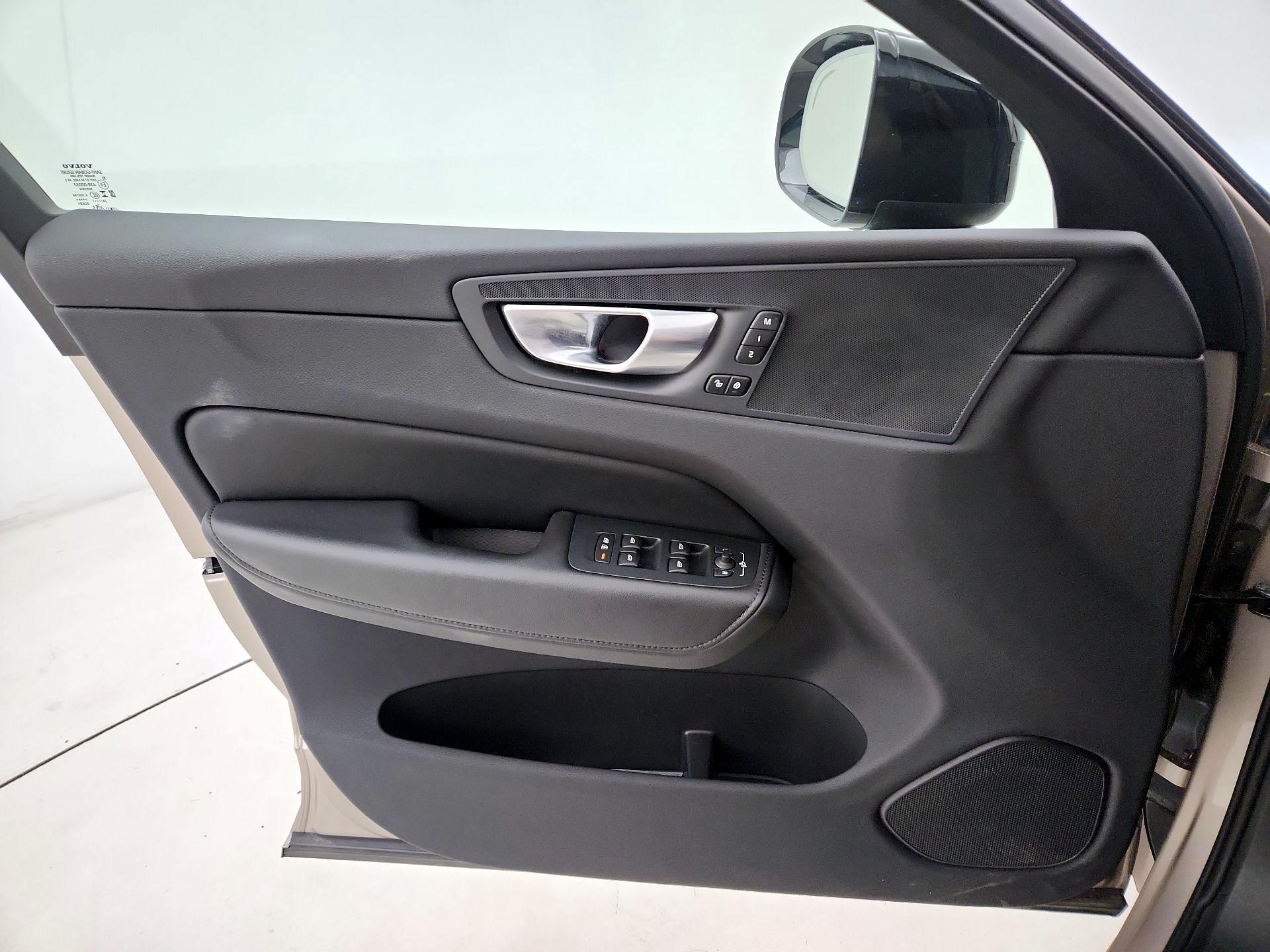 Thumbnail: 2025 Volvo XC60 - 12