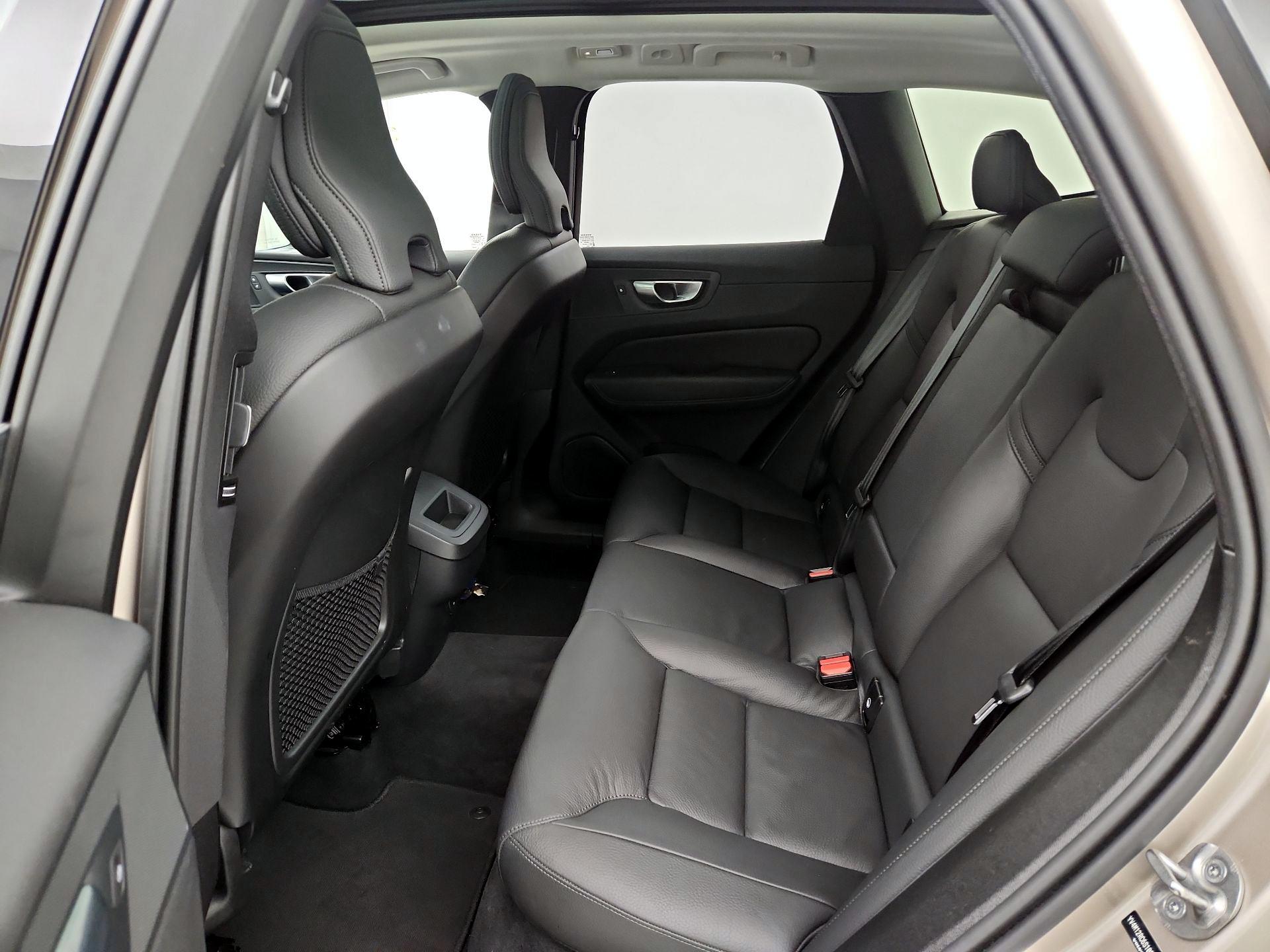 Thumbnail: 2025 Volvo XC60 - 17