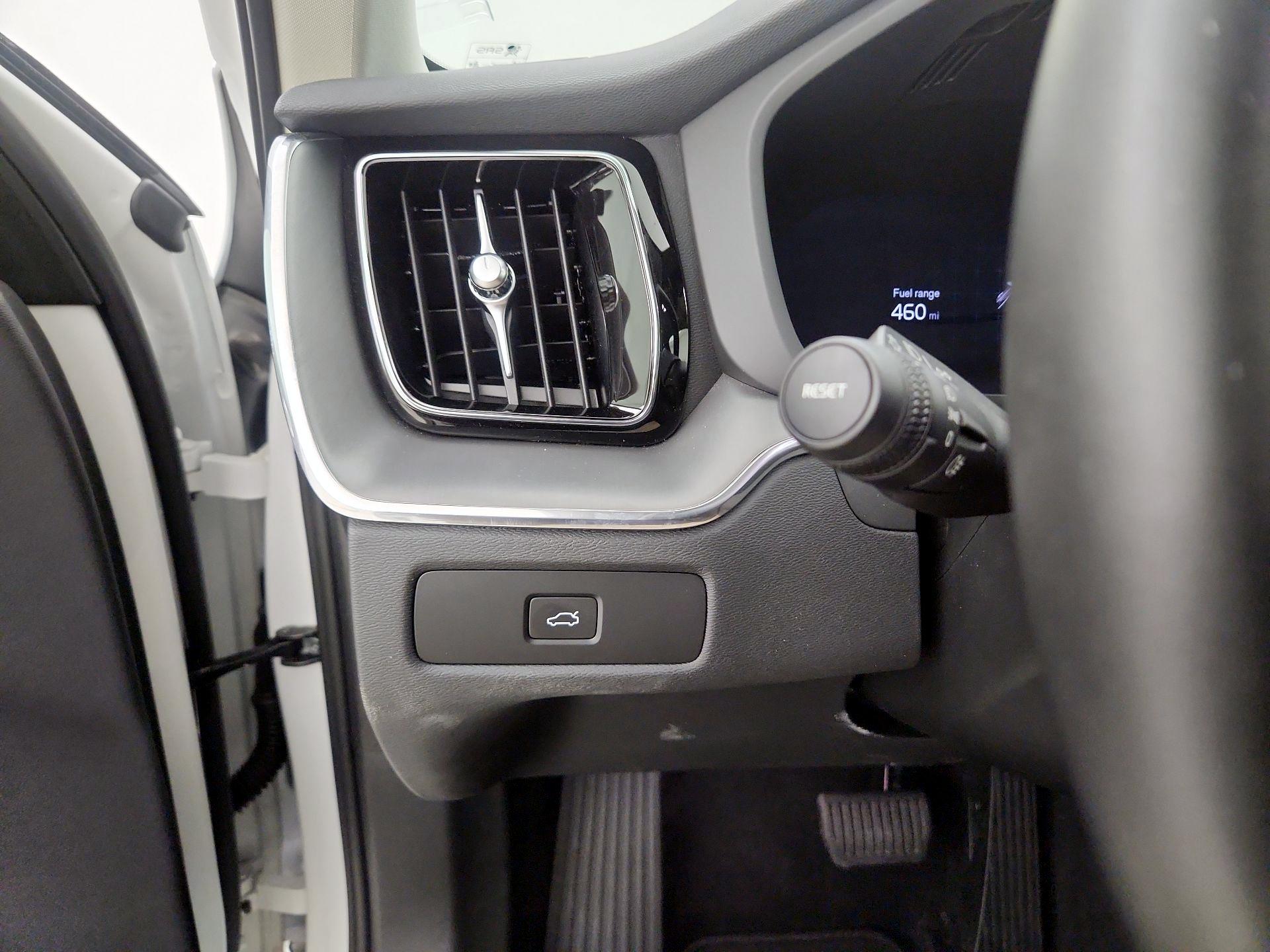 Thumbnail: 2025 Volvo XC60 - 13