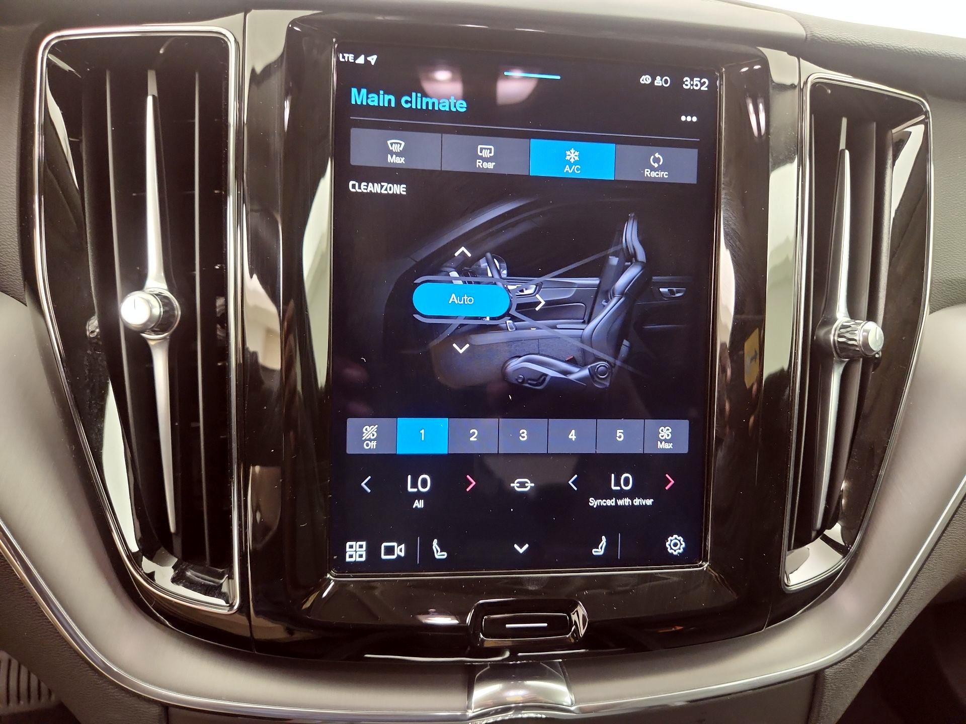 Thumbnail: 2025 Volvo XC60 - 16
