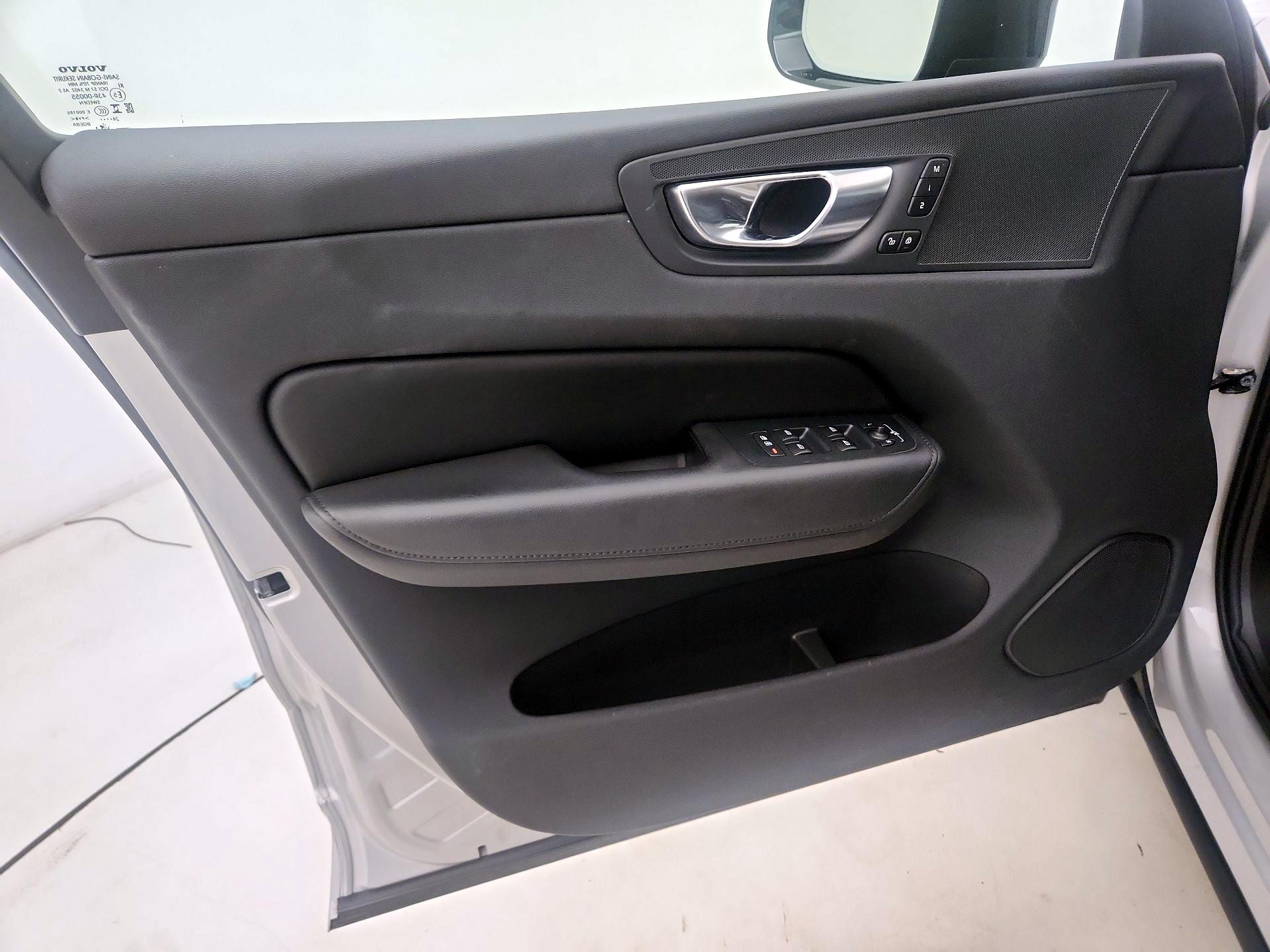 Thumbnail: 2025 Volvo XC60 - 12