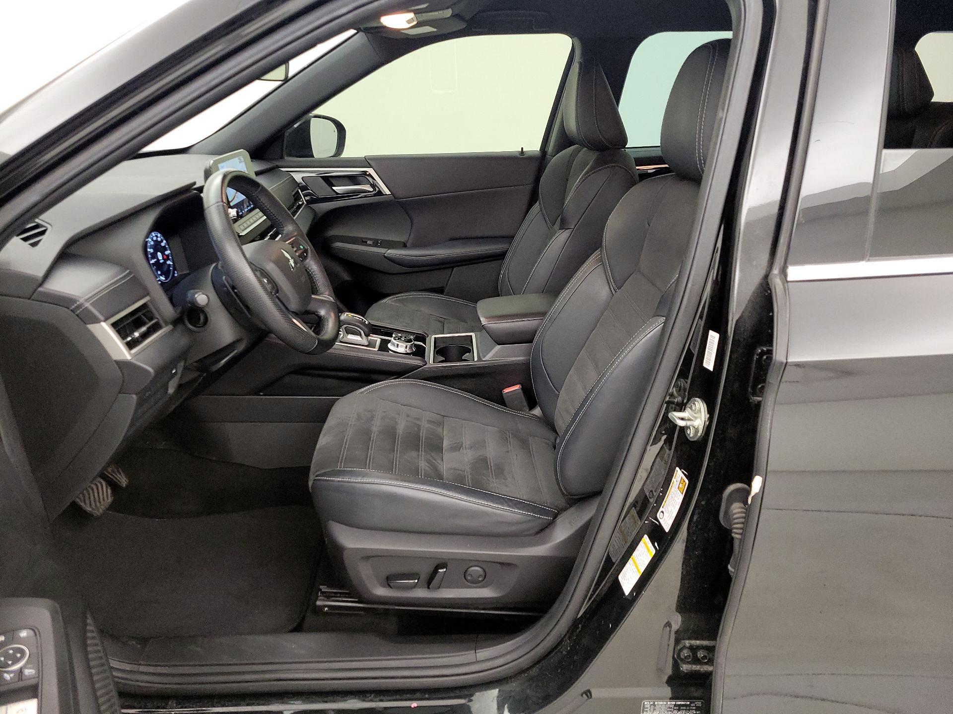 Thumbnail: 2023 Mitsubishi Outlander - 11