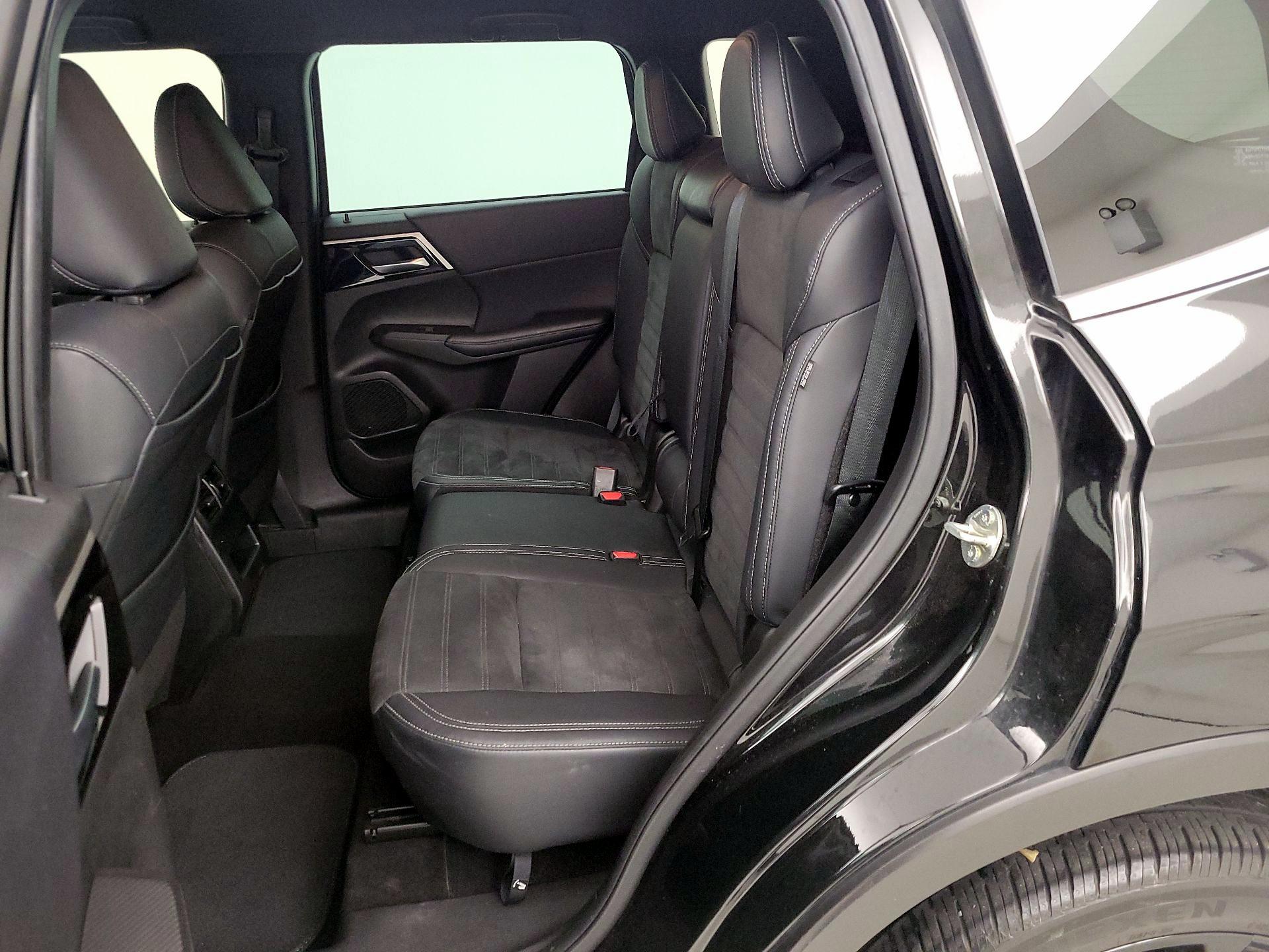 Thumbnail: 2023 Mitsubishi Outlander - 20