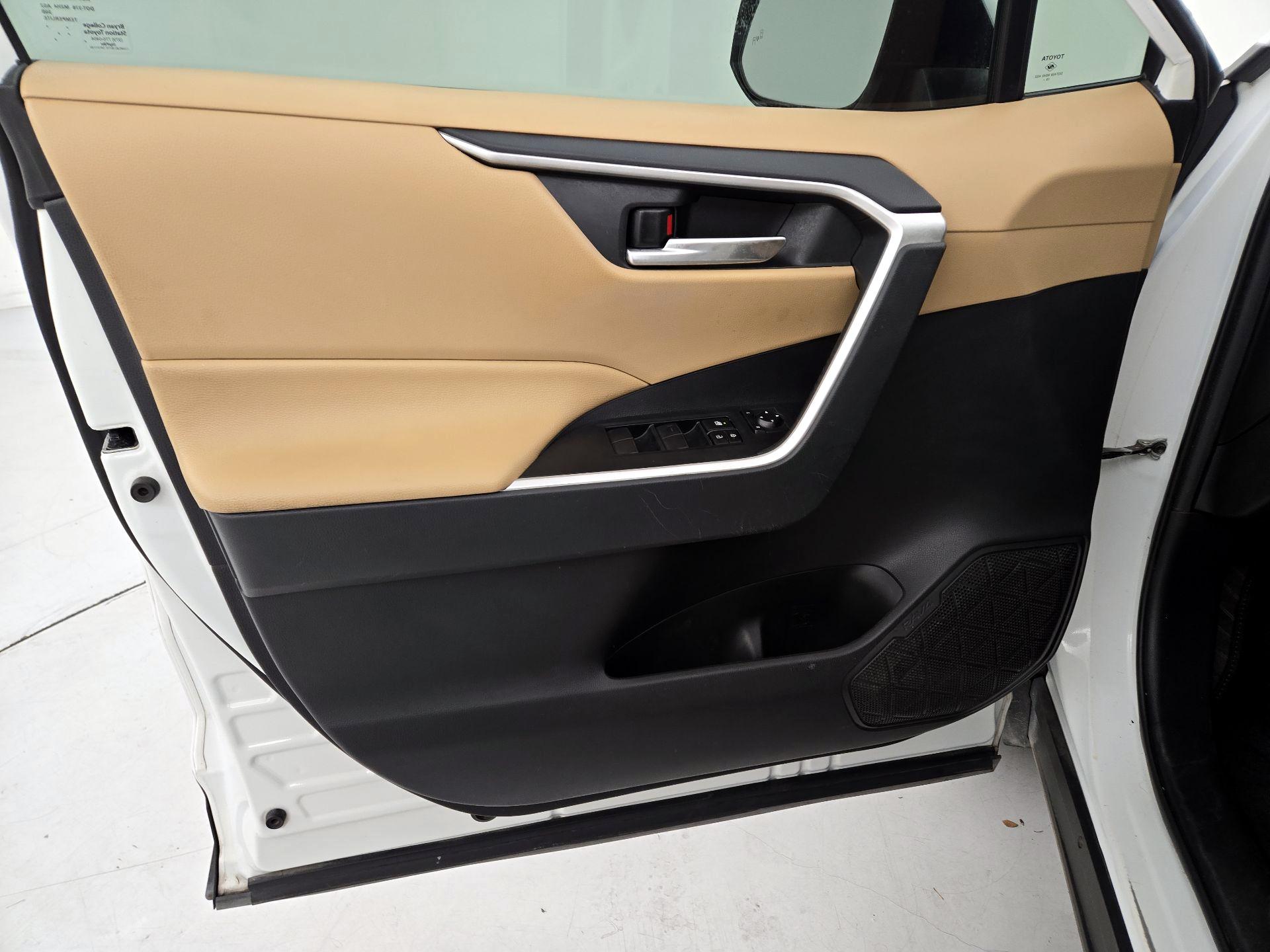 Thumbnail: 2020 Toyota RAV4 - 10