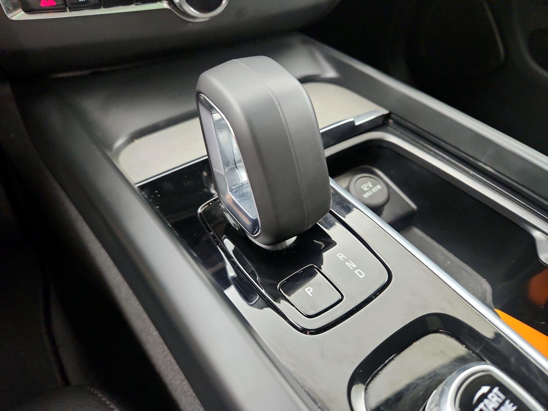 Thumbnail: 2025 Volvo XC60 - 18
