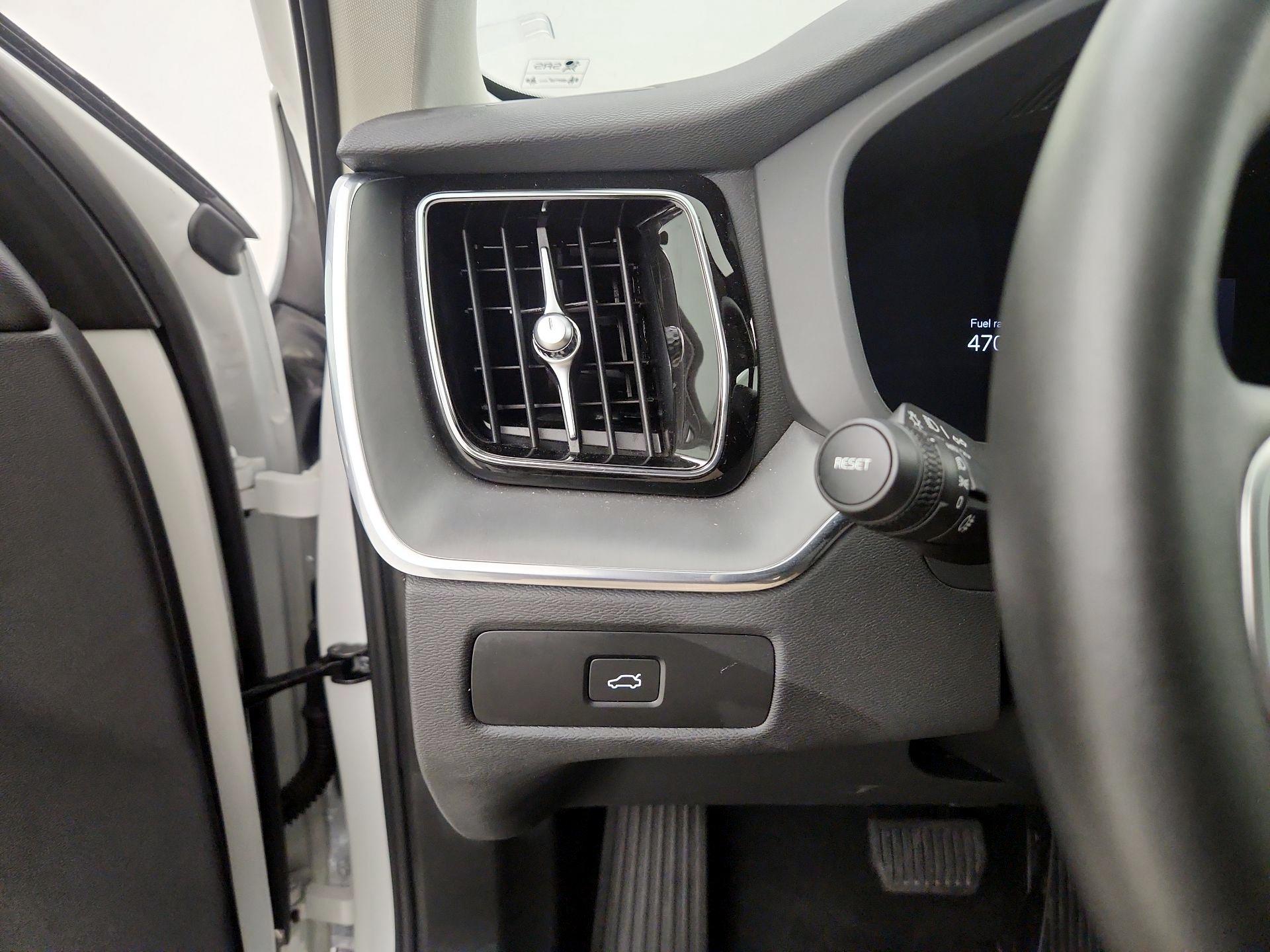 Thumbnail: 2025 Volvo XC60 - 13