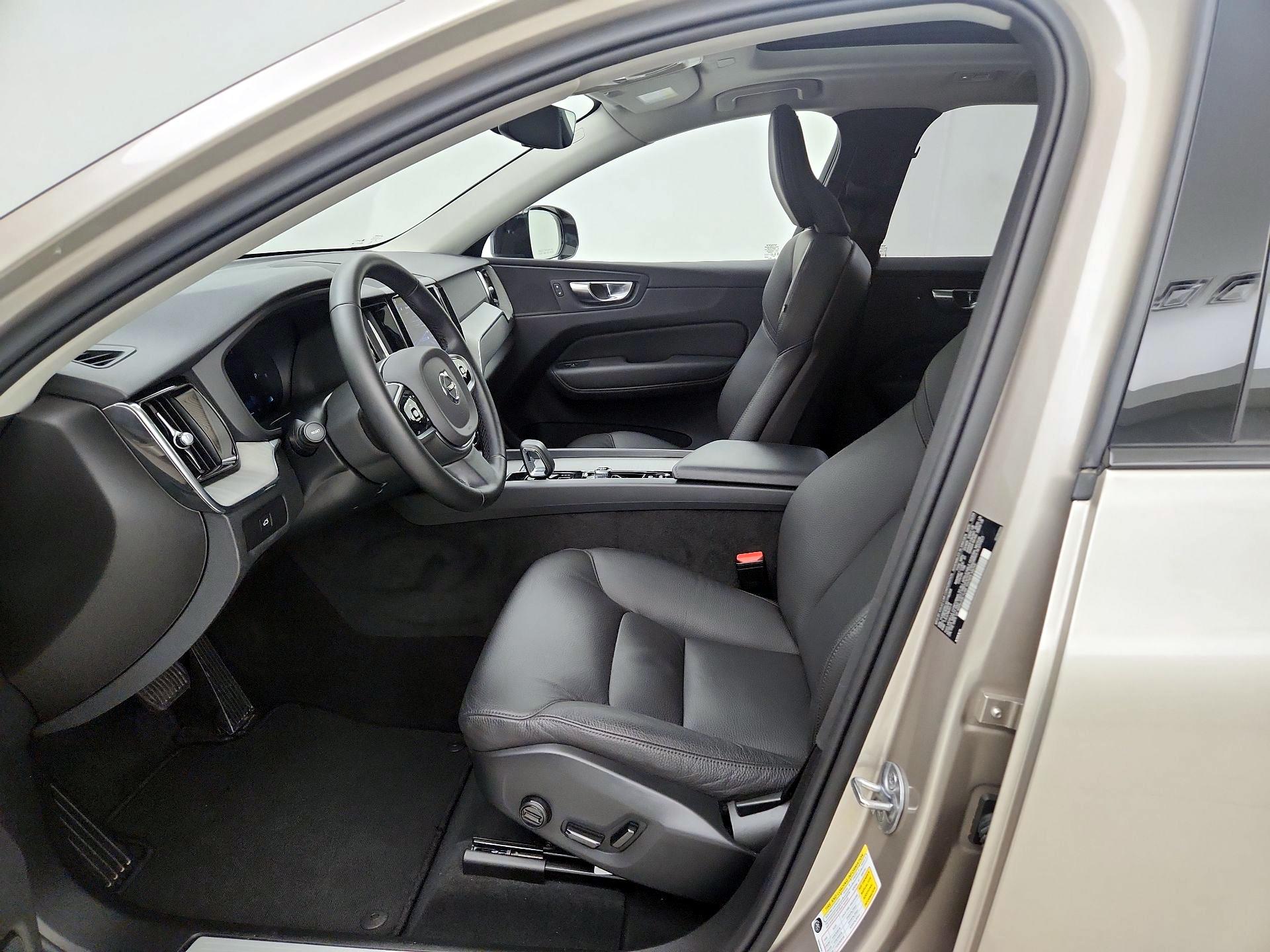 Thumbnail: 2025 Volvo XC60 - 11