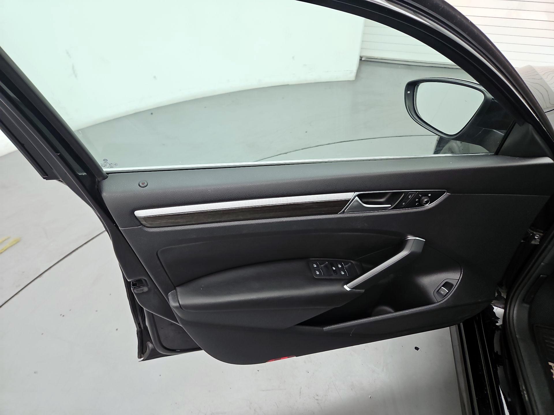 Thumbnail: 2016 Volkswagen Passat - 12