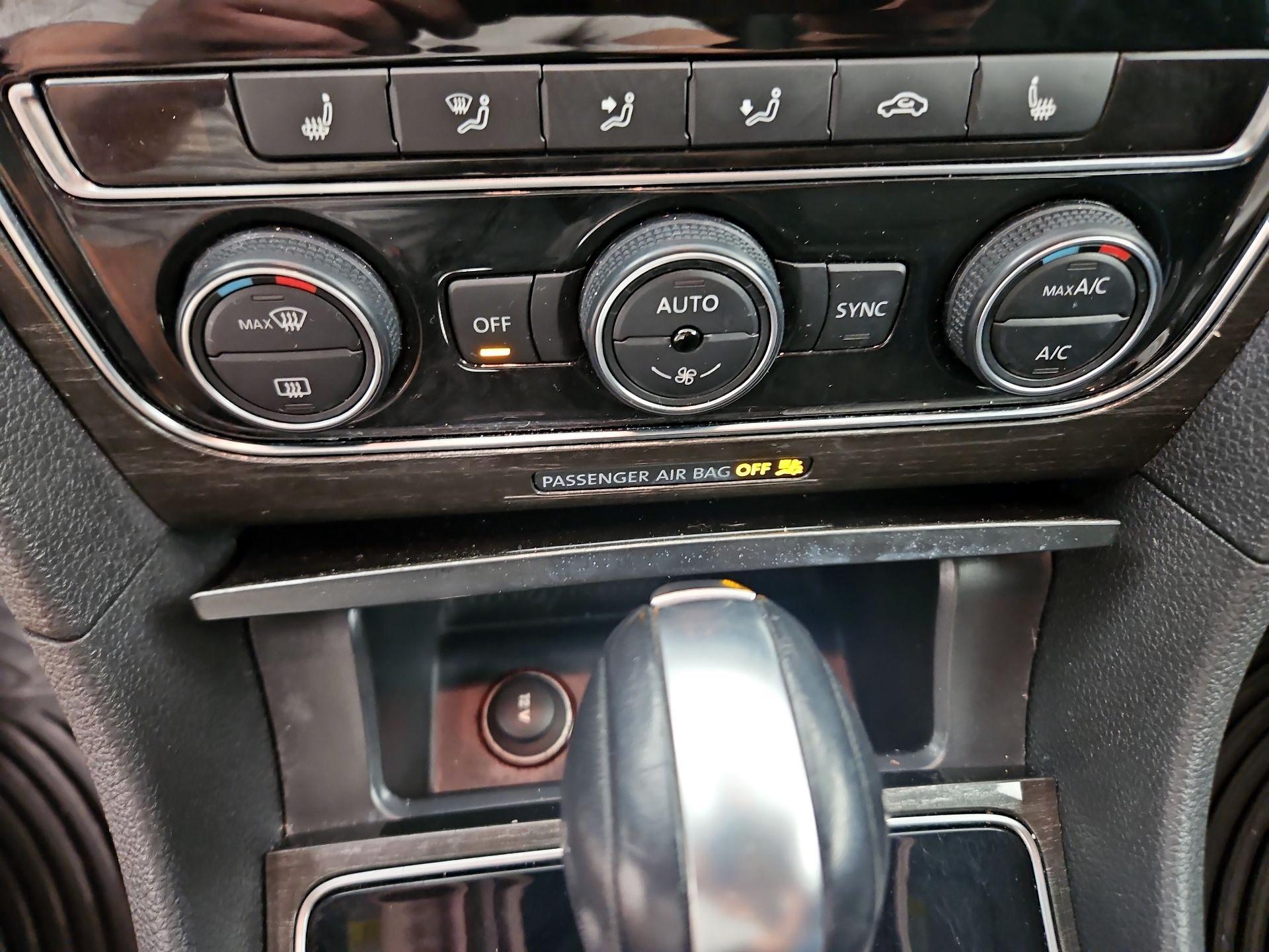 Thumbnail: 2016 Volkswagen Passat - 16