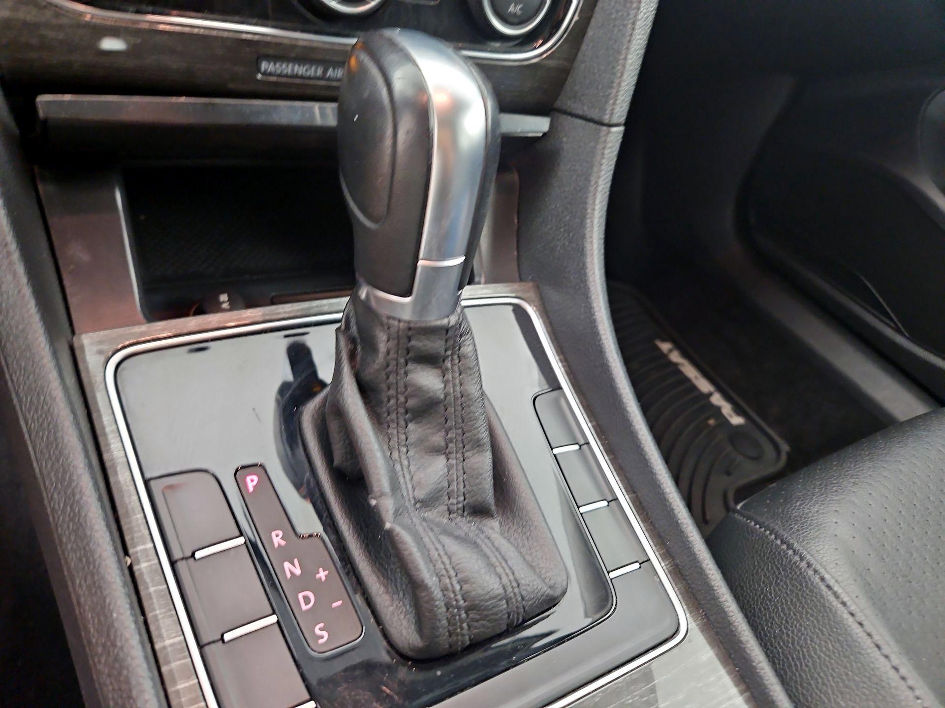 Thumbnail: 2016 Volkswagen Passat - 17
