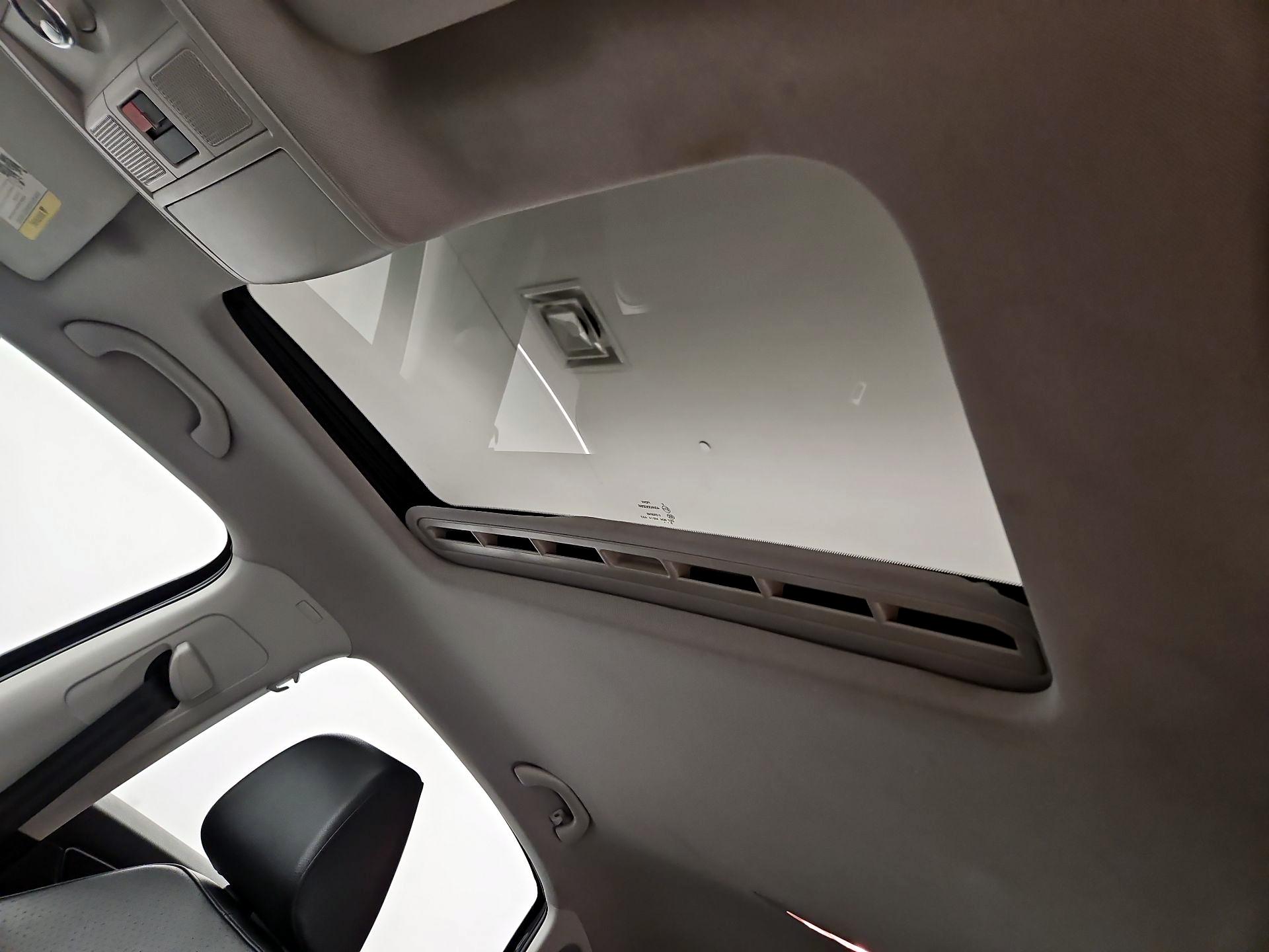 Thumbnail: 2016 Volkswagen Passat - 19