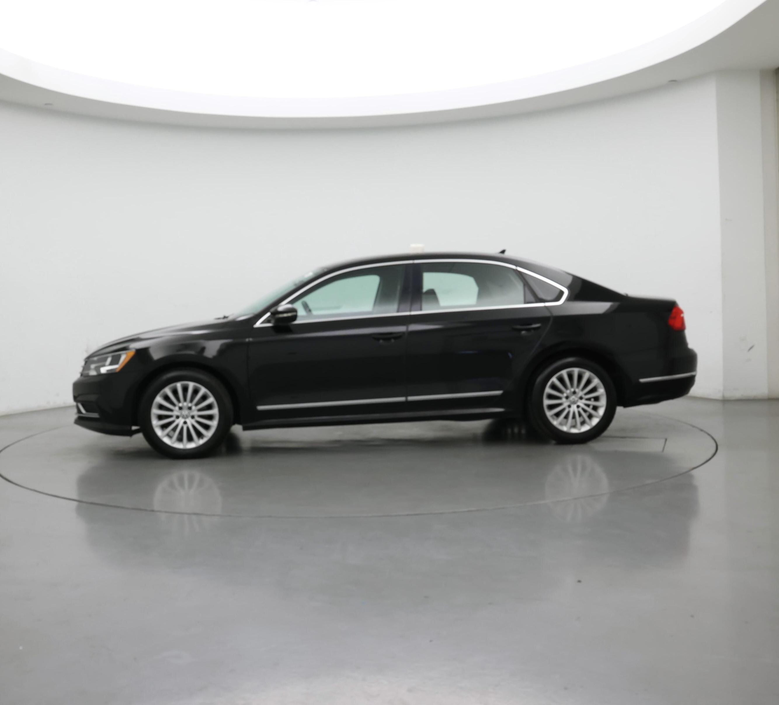 Thumbnail: 2016 Volkswagen Passat - 3