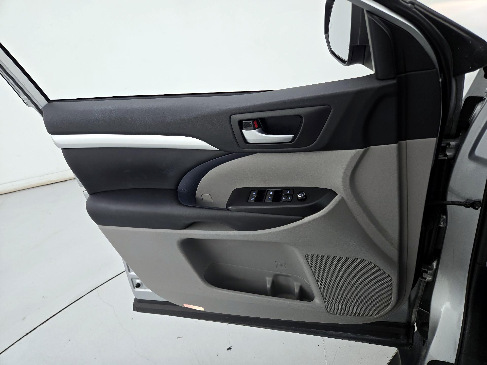 Thumbnail: 2019 Toyota Highlander - 12