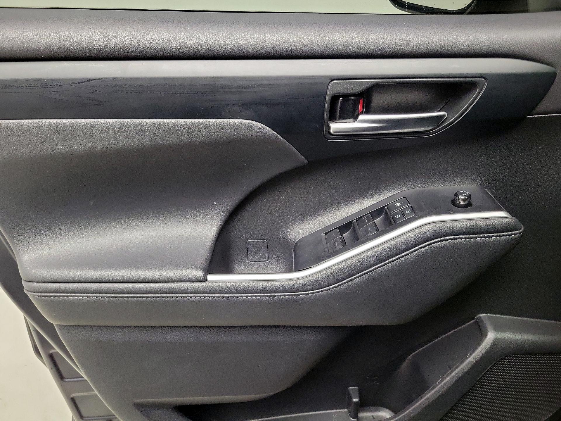 Thumbnail: 2020 Toyota Highlander - 12