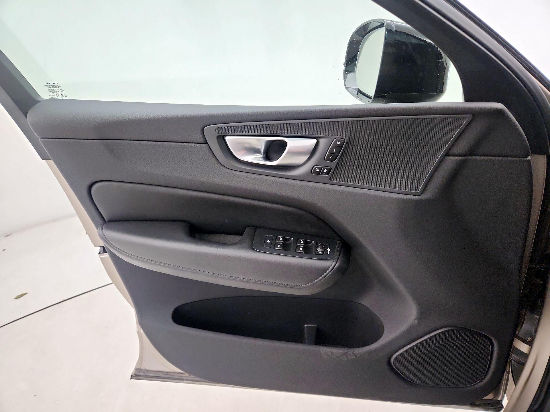 Thumbnail: 2025 Volvo XC60 - 12