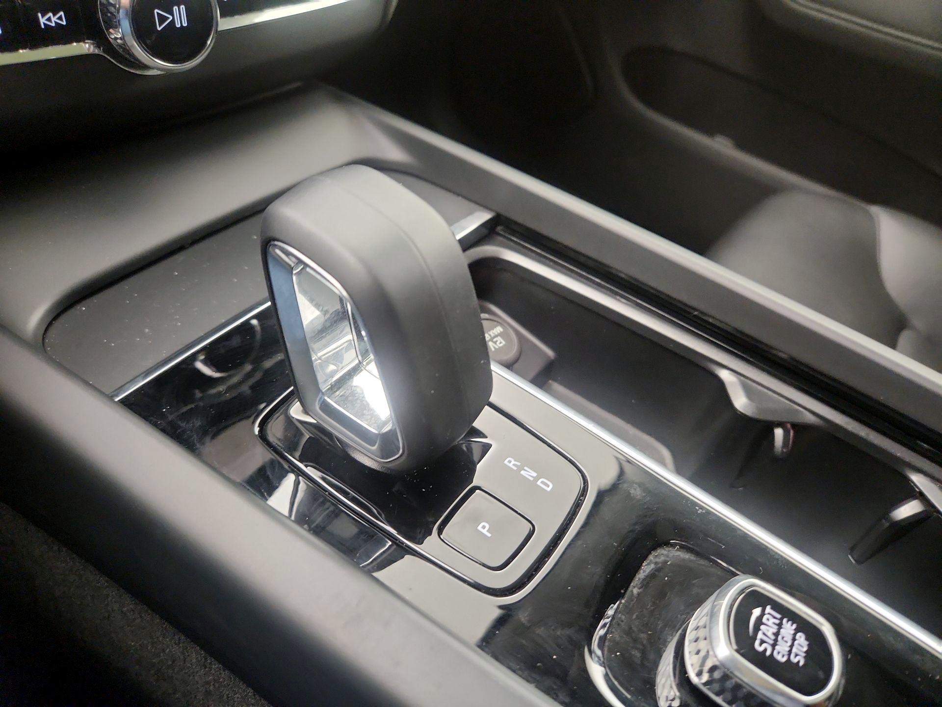 Thumbnail: 2025 Volvo XC60 - 15