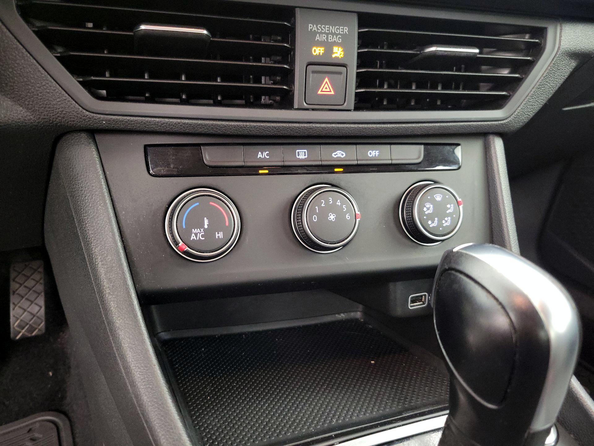 Thumbnail: 2019 Volkswagen Jetta - 16
