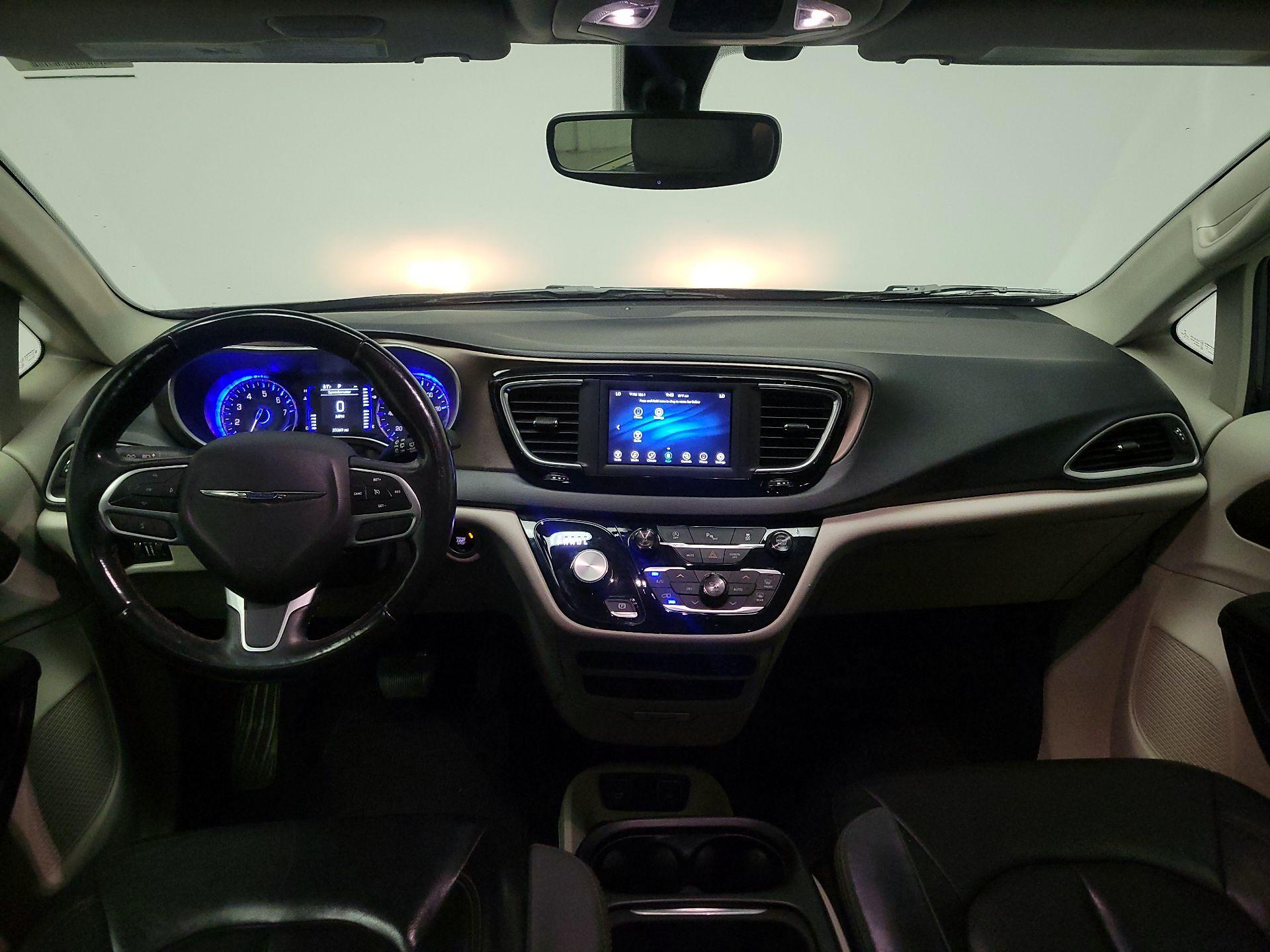 Thumbnail: 2019 Chrysler Pacifica - 9