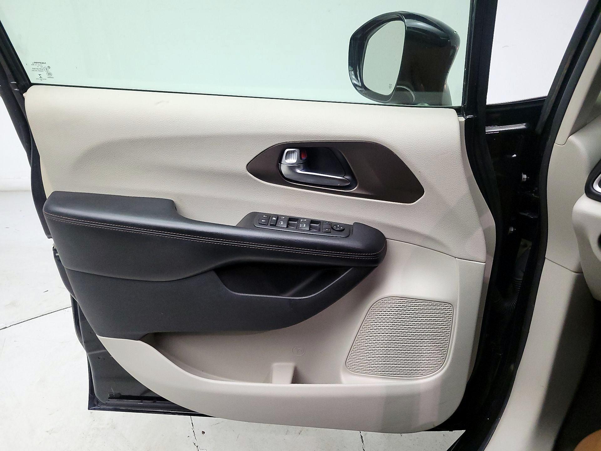 Thumbnail: 2019 Chrysler Pacifica - 12