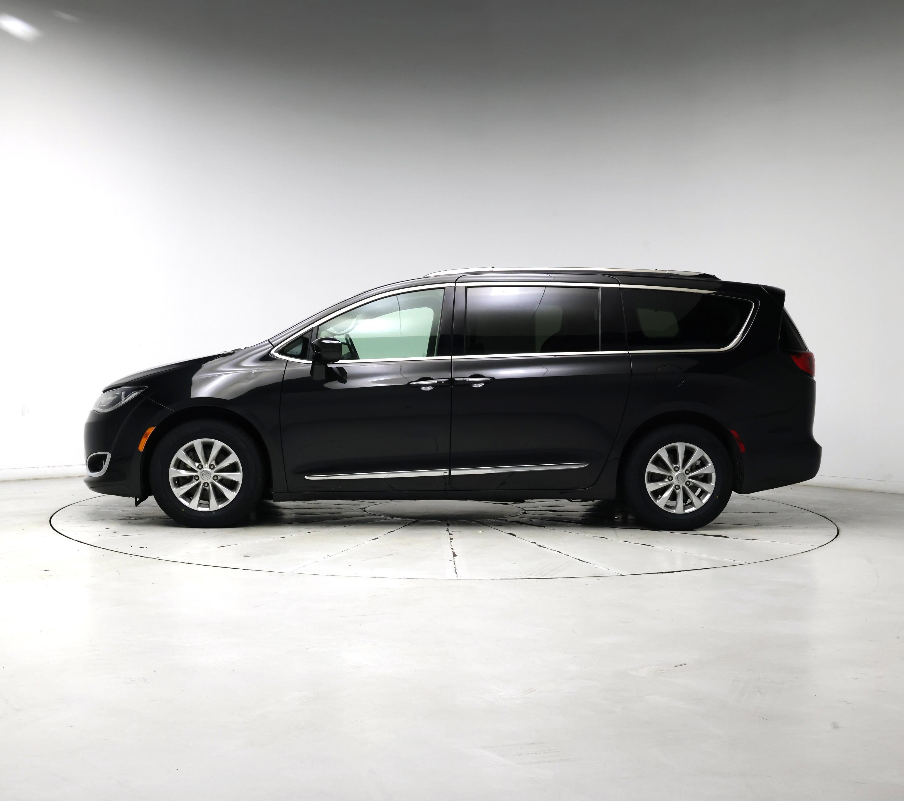 Thumbnail: 2019 Chrysler Pacifica - 3