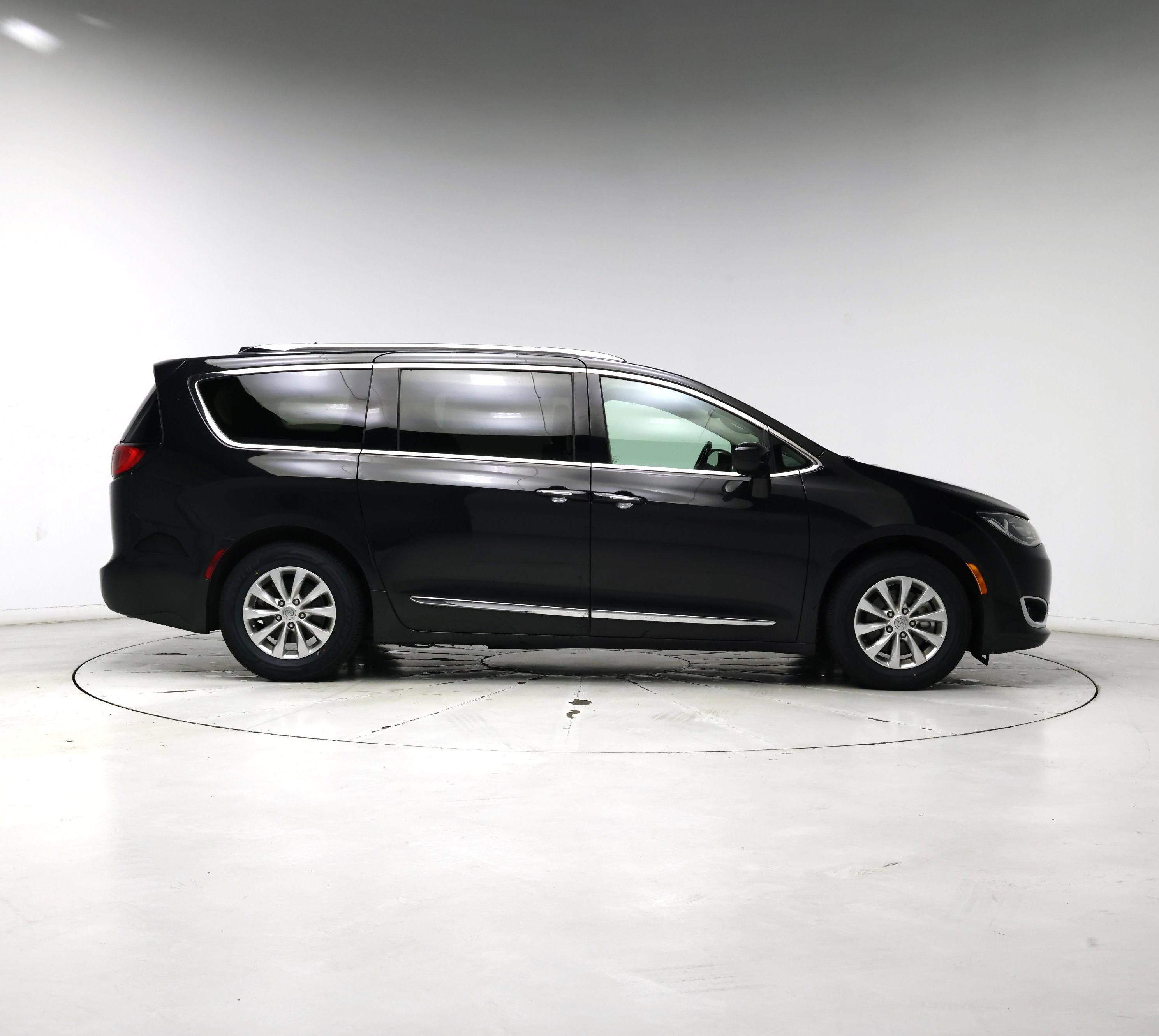 Thumbnail: 2019 Chrysler Pacifica - 7