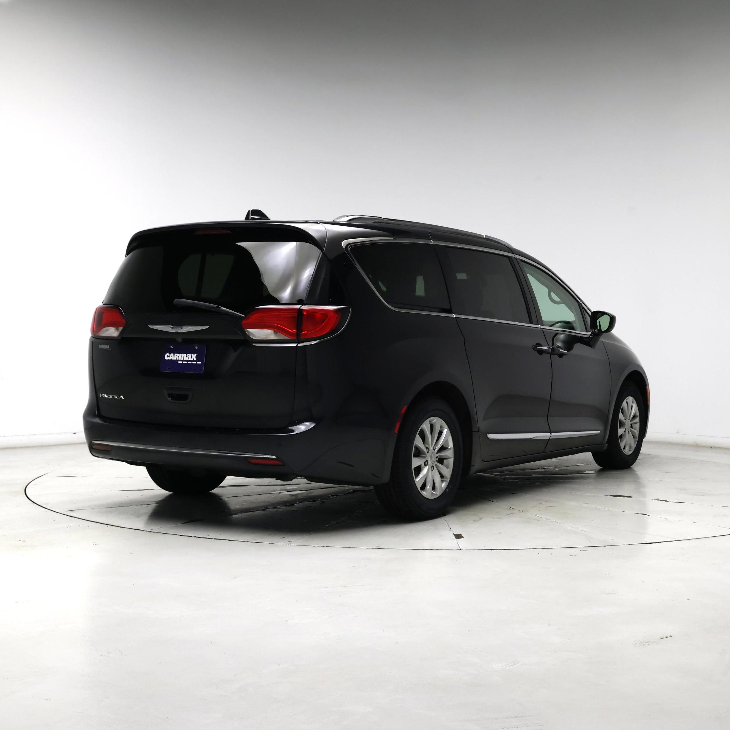 Thumbnail: 2019 Chrysler Pacifica - 8