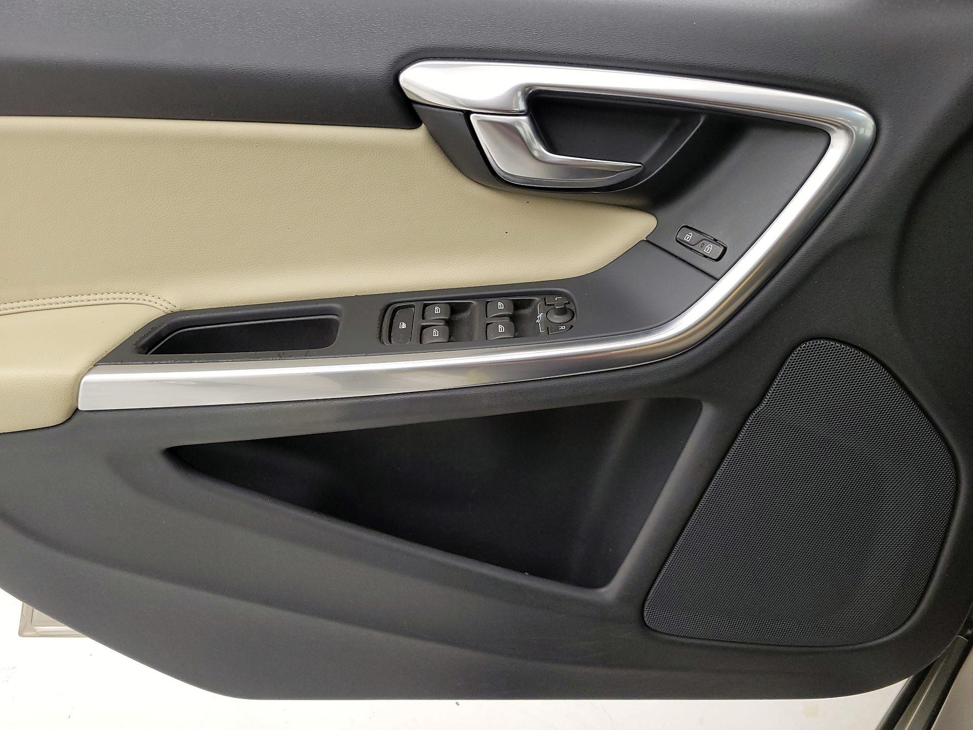 Thumbnail: 2017 Volvo V60 - 12