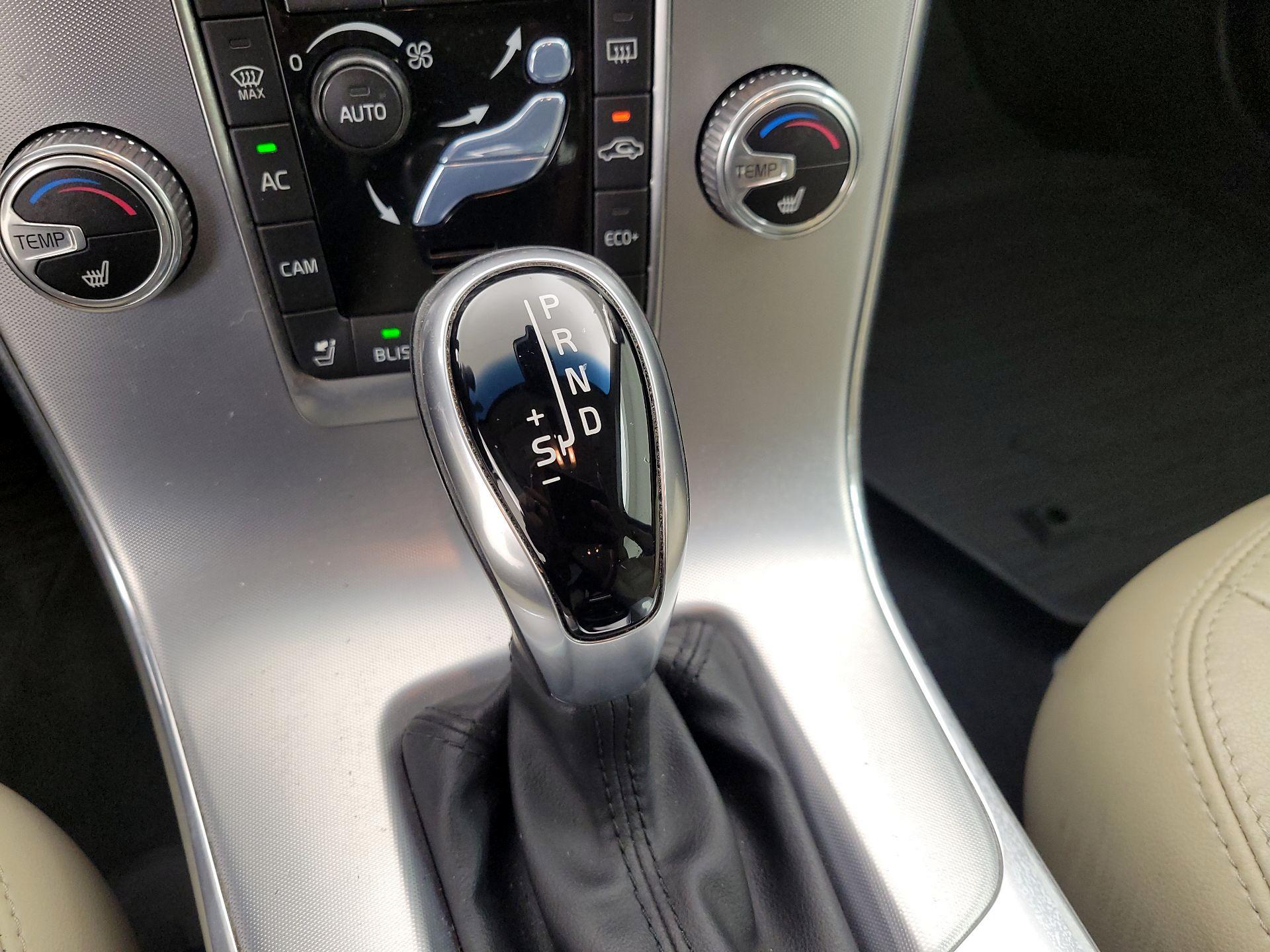 Thumbnail: 2017 Volvo V60 - 18