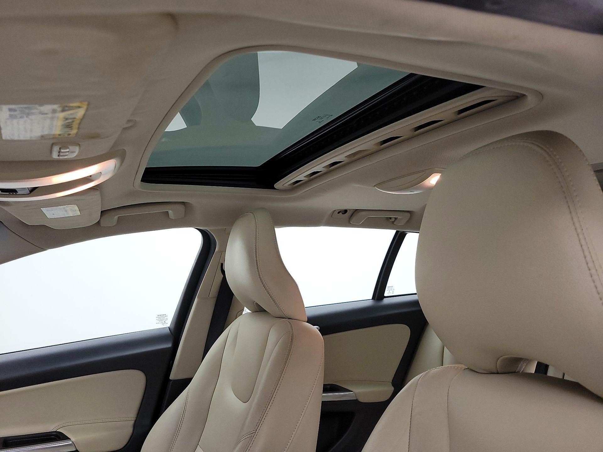 Thumbnail: 2017 Volvo V60 - 20