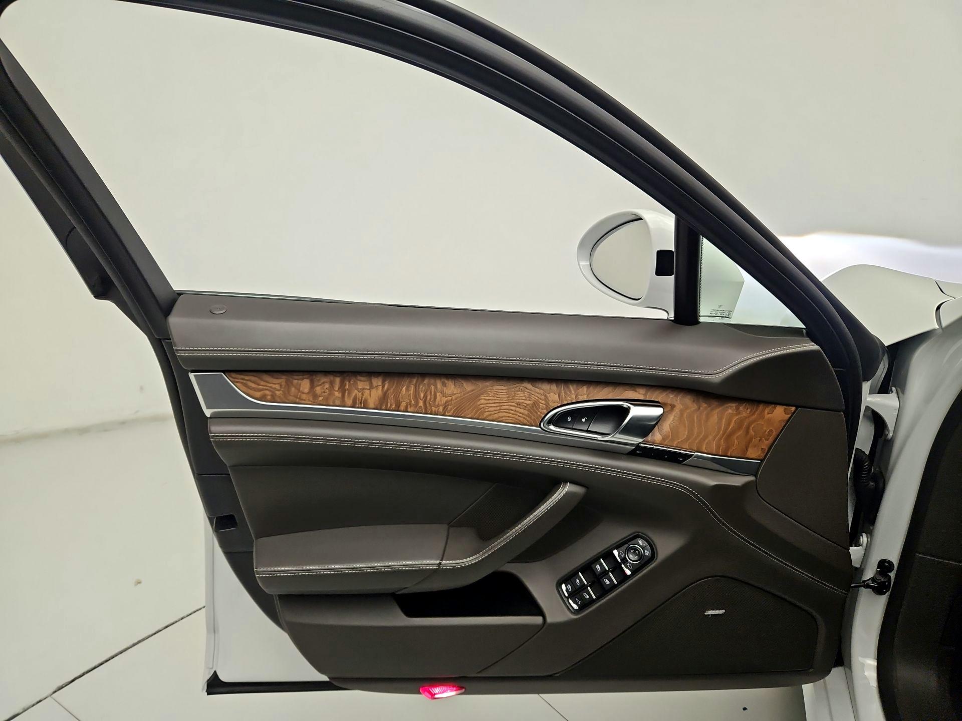 Thumbnail: 2016 Porsche Panamera - 12