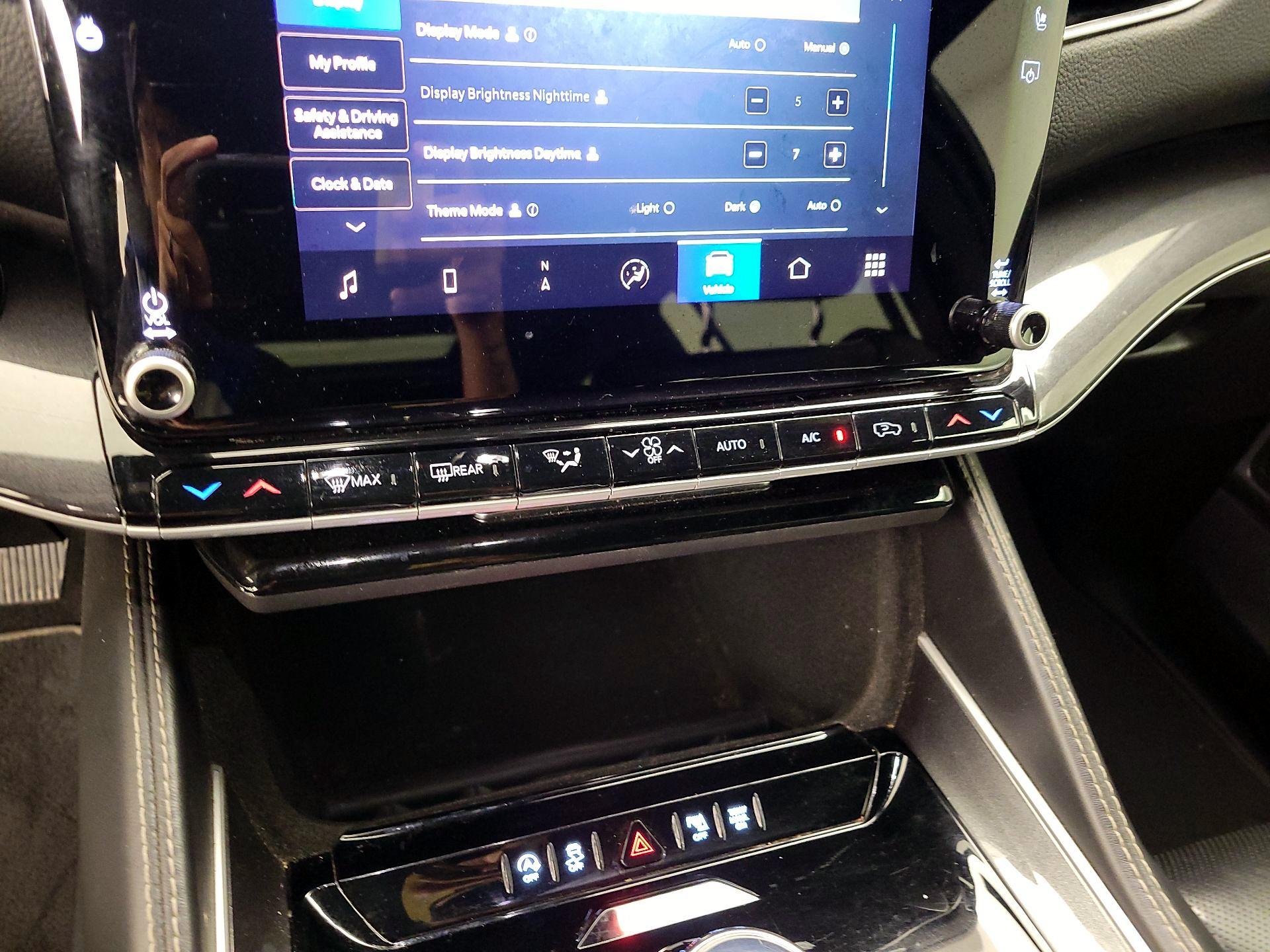 Thumbnail: 2022 Jeep Wagoneer - 17