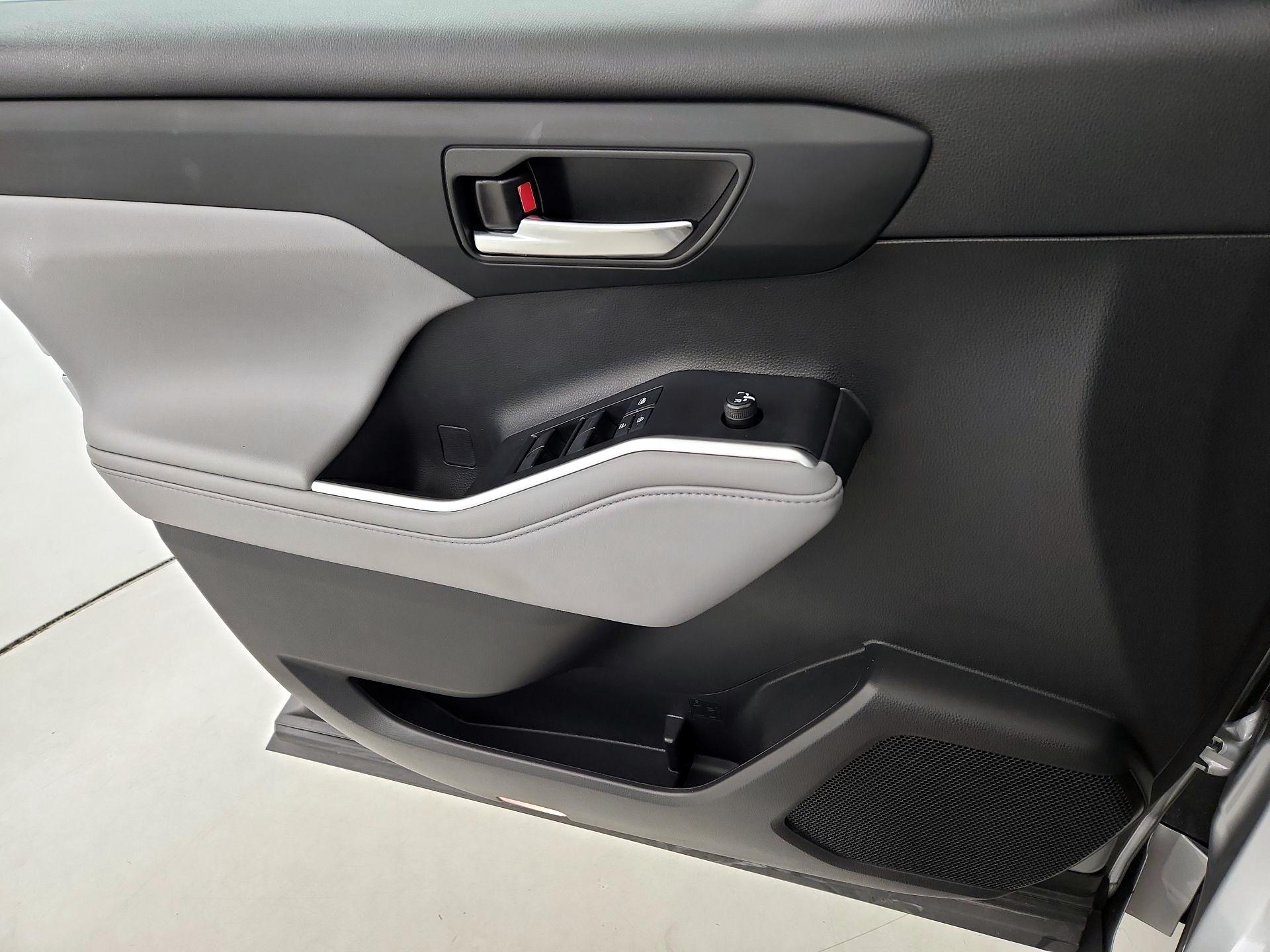 Thumbnail: 2021 Toyota Highlander - 12