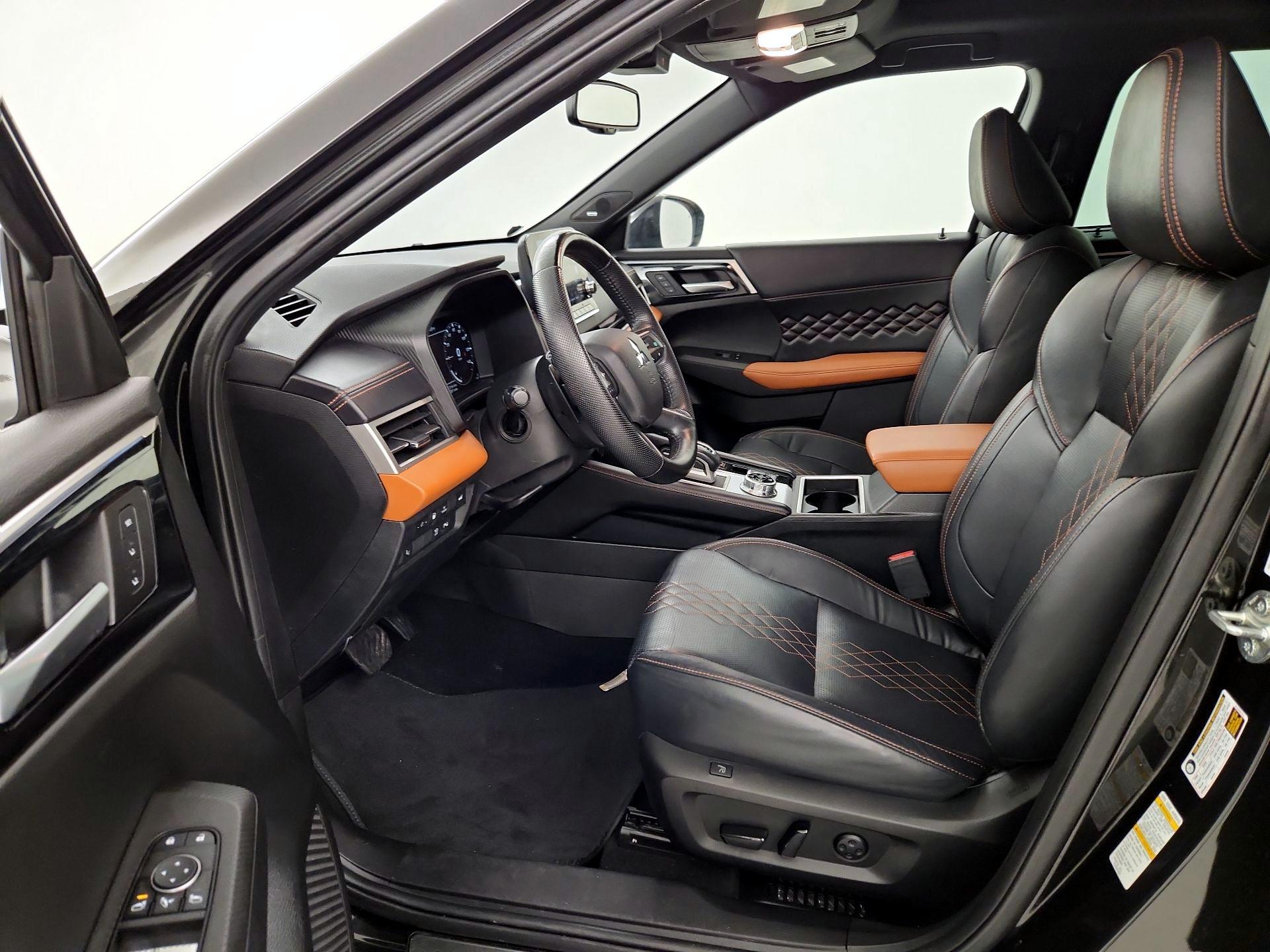 Thumbnail: 2023 Mitsubishi Outlander - 11