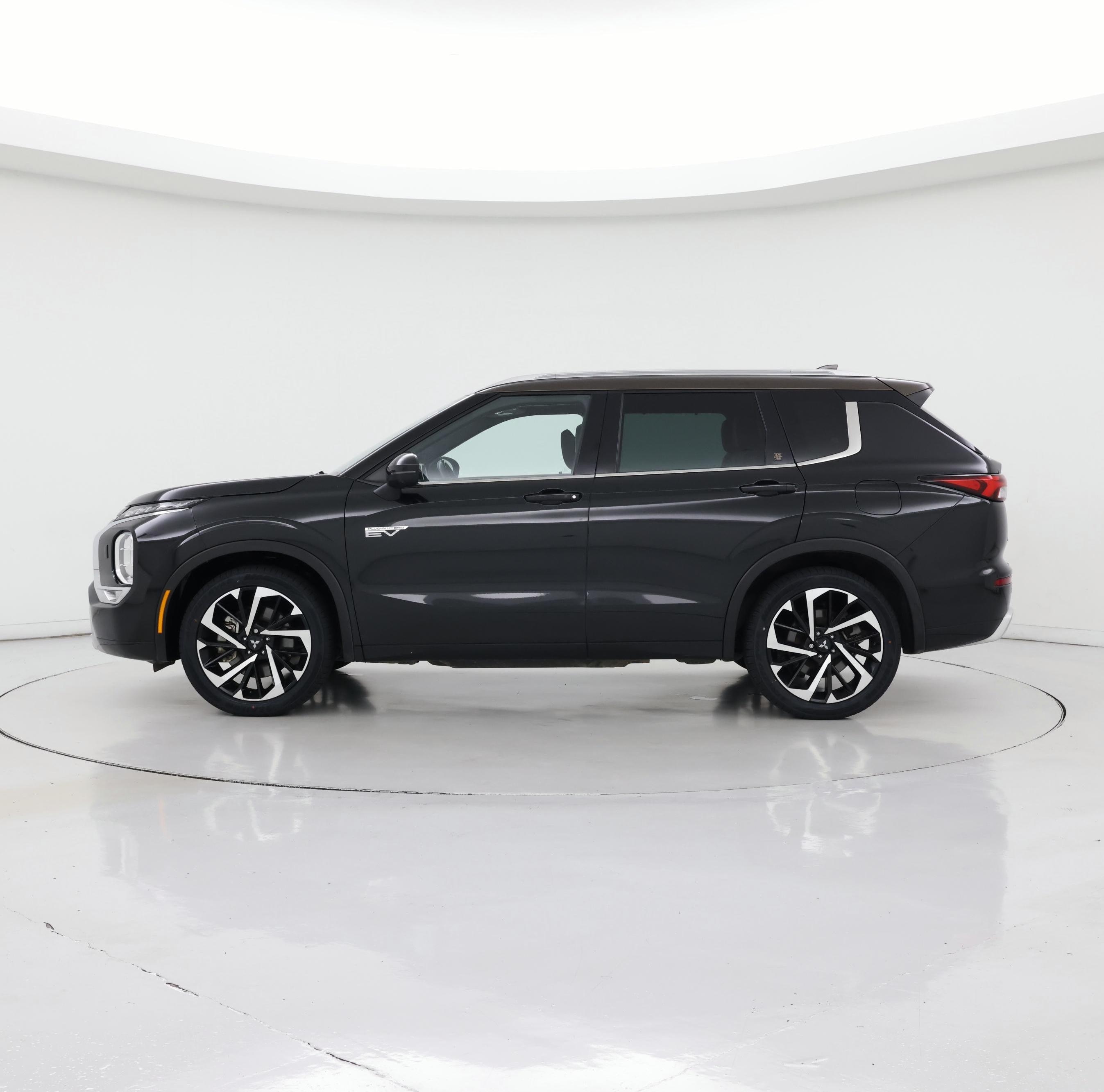 Thumbnail: 2023 Mitsubishi Outlander - 3