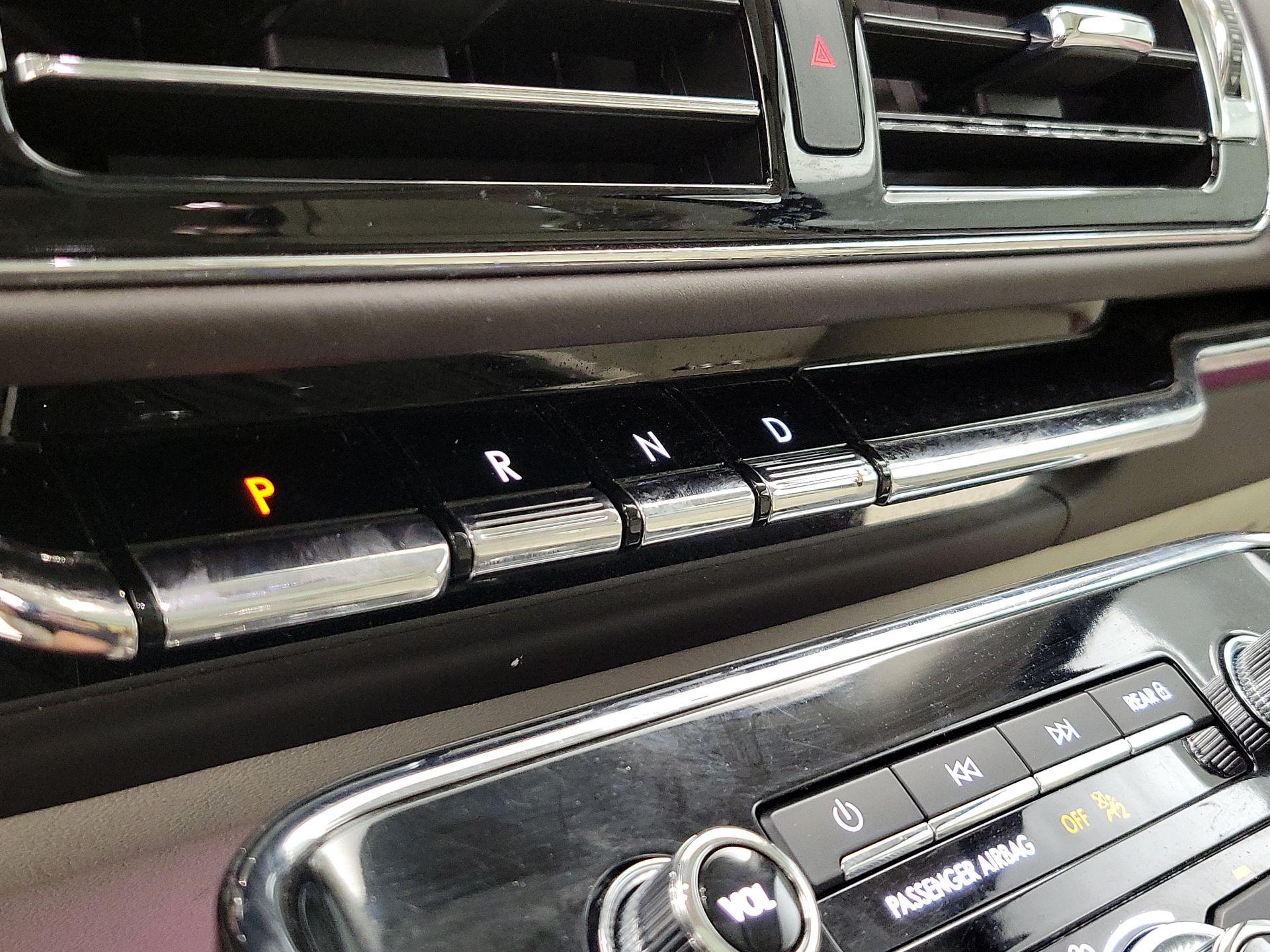Thumbnail: 2023 Lincoln Navigator L - 17