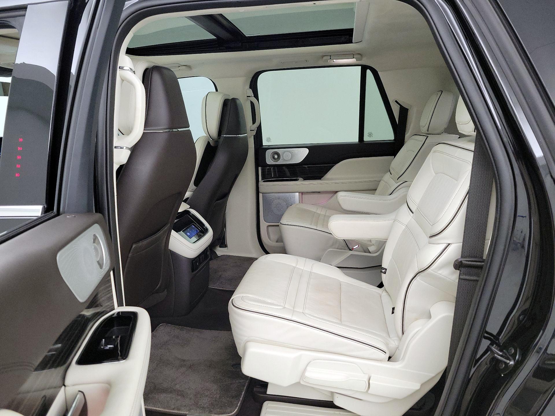 Thumbnail: 2023 Lincoln Navigator L - 19