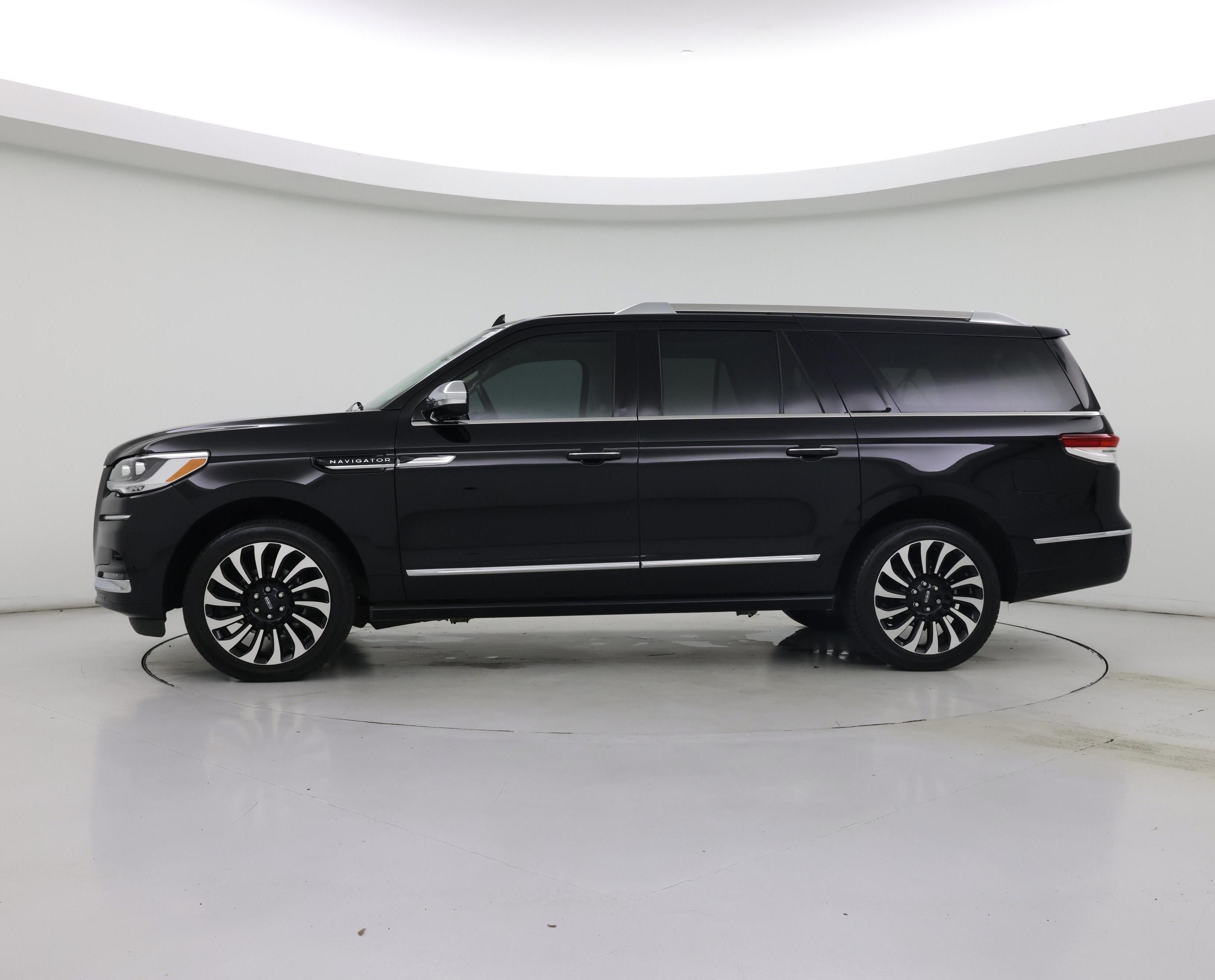 Thumbnail: 2023 Lincoln Navigator L - 3