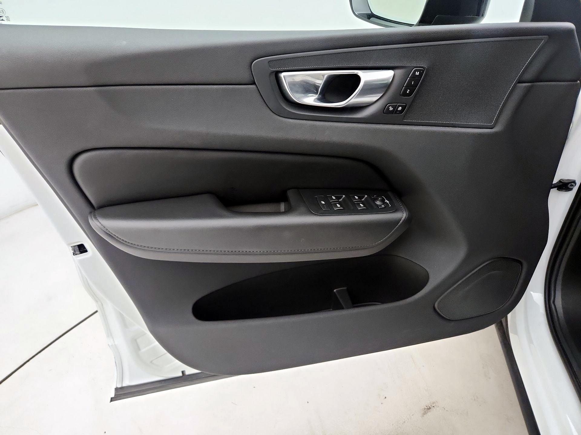 Thumbnail: 2025 Volvo XC60 - 12